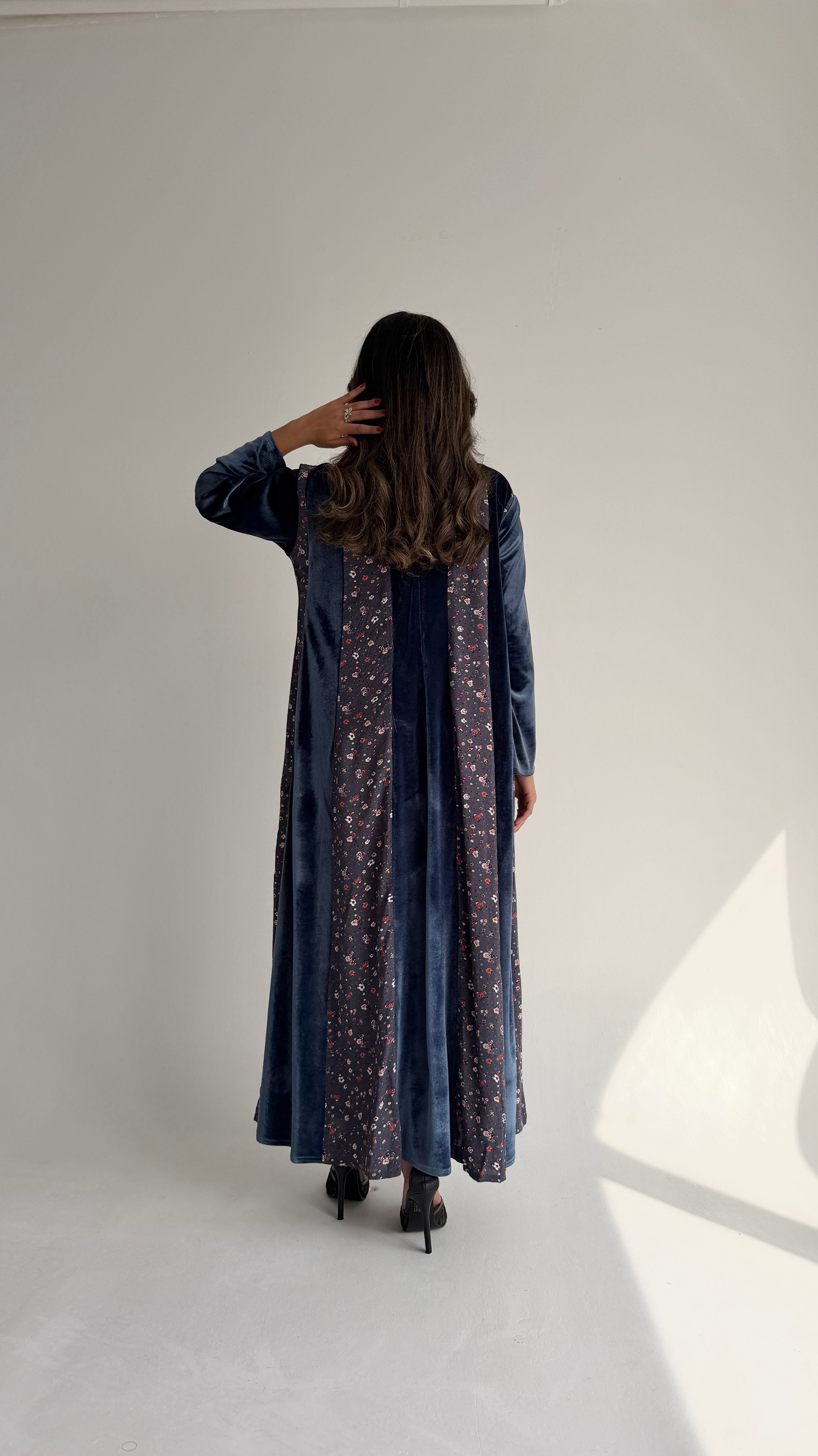 MWJ005 - جلابية مخمل بتصميم عصري مع إضافات لنن مشجّر - Aya