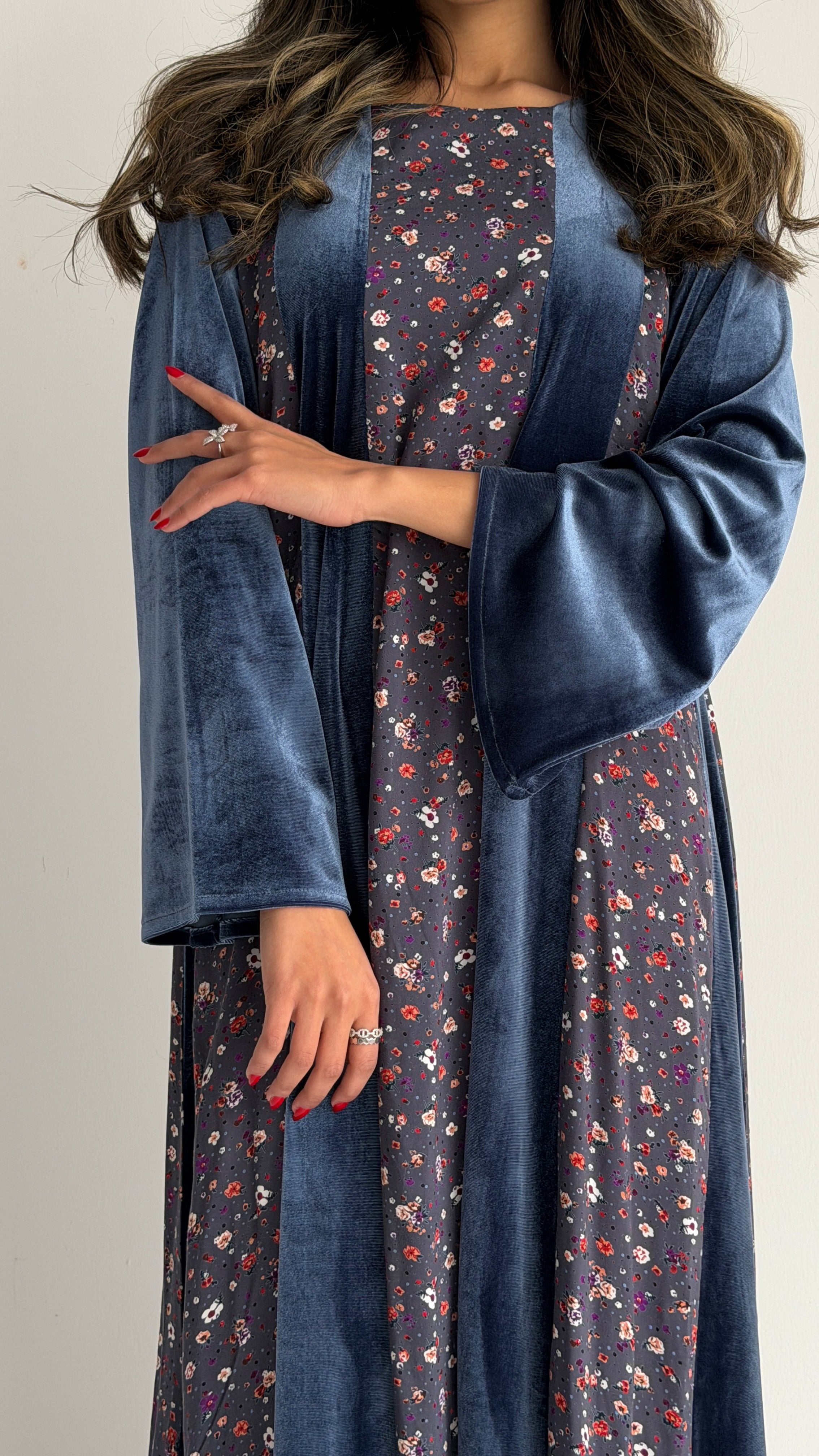 MWJ005 - جلابية مخمل بتصميم عصري مع إضافات لنن مشجّر - Aya