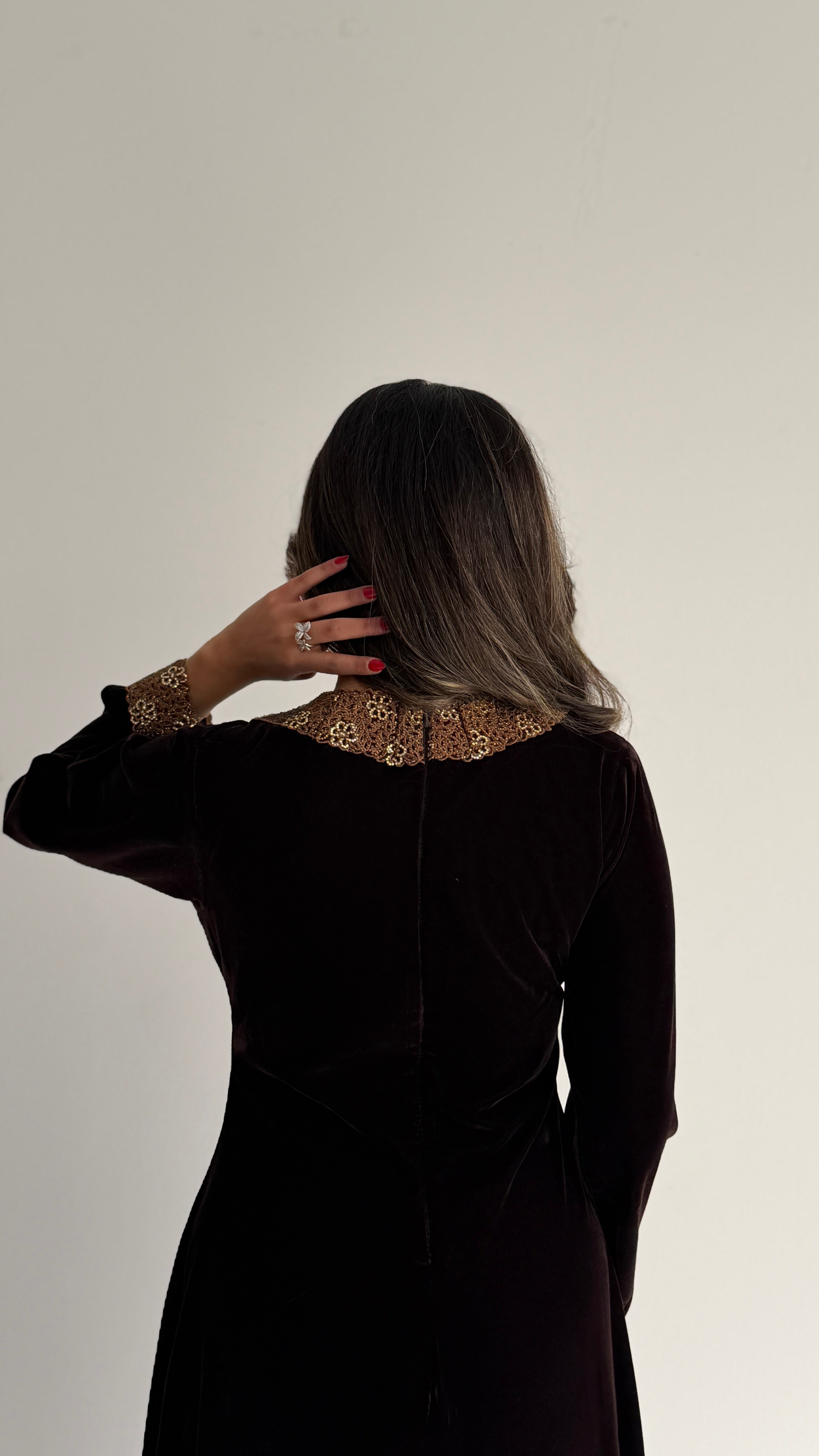 MWJ012 - جلابية مخمل مكسر بلمسات كلفة تضيف فخامة للتصميم - Aya