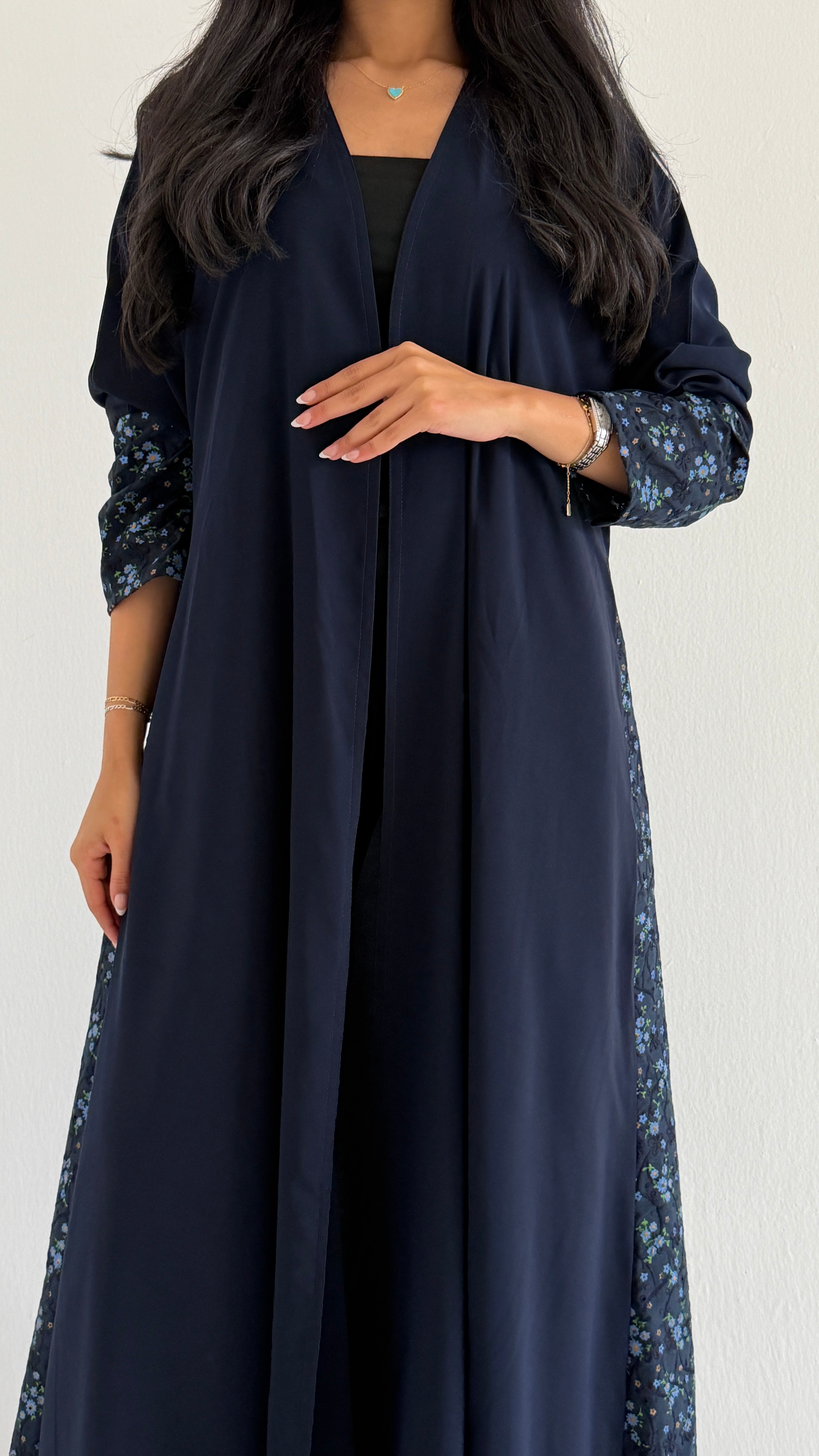 MWT2037 - عباية كحلية مع ركامة كحلية موردة - Aya