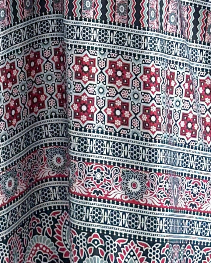 MWT1268 - عباية اسود بتدخيلة طباعة بالخلف