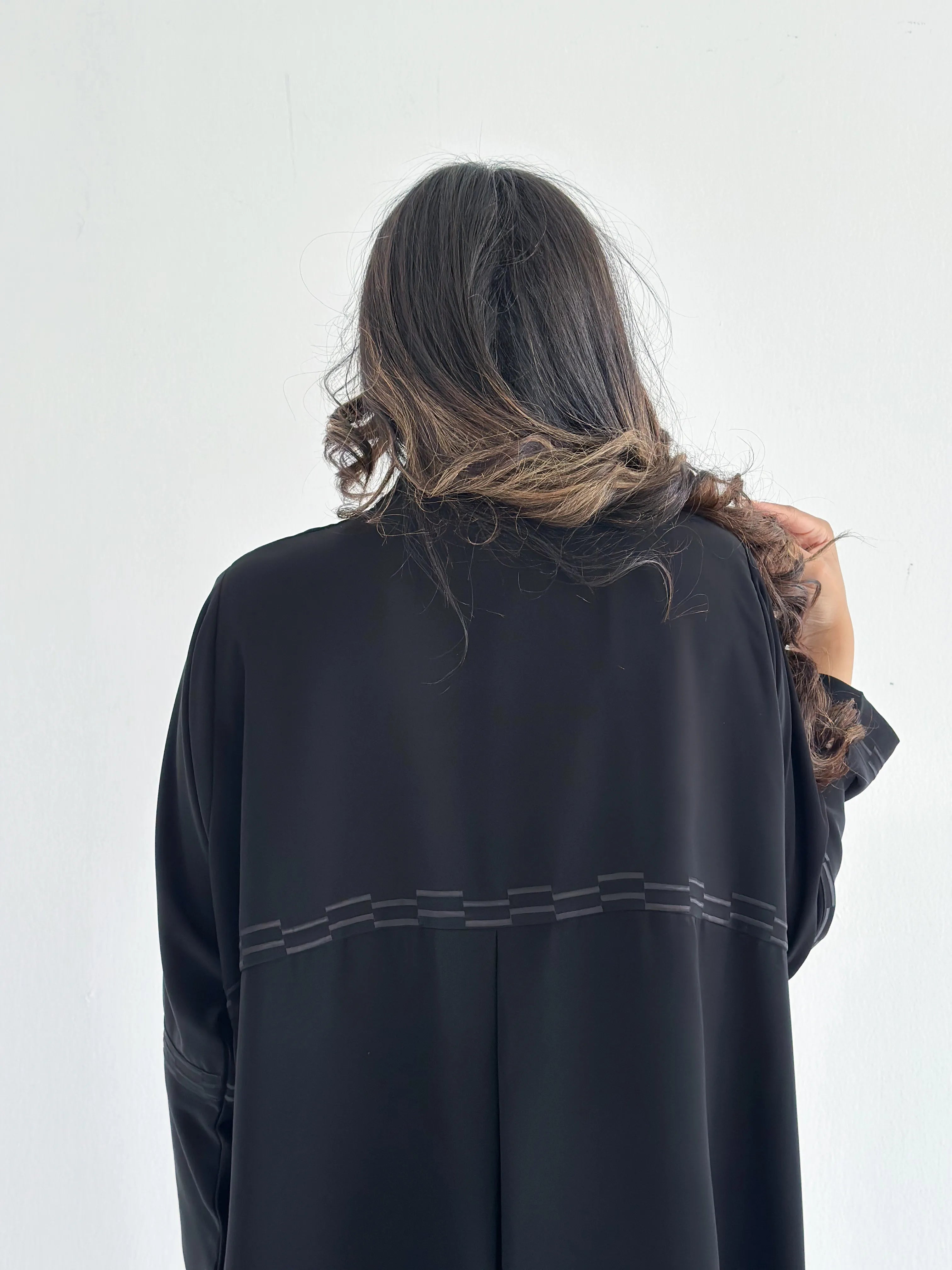 MW423 - عباية سوداء مطرزة خطوط - Aya
