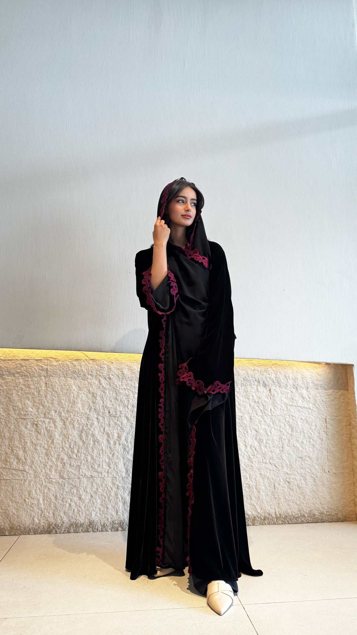MW1834 - عباية مخمل مع اضافة كلفة من الامام والاكمام - Aya