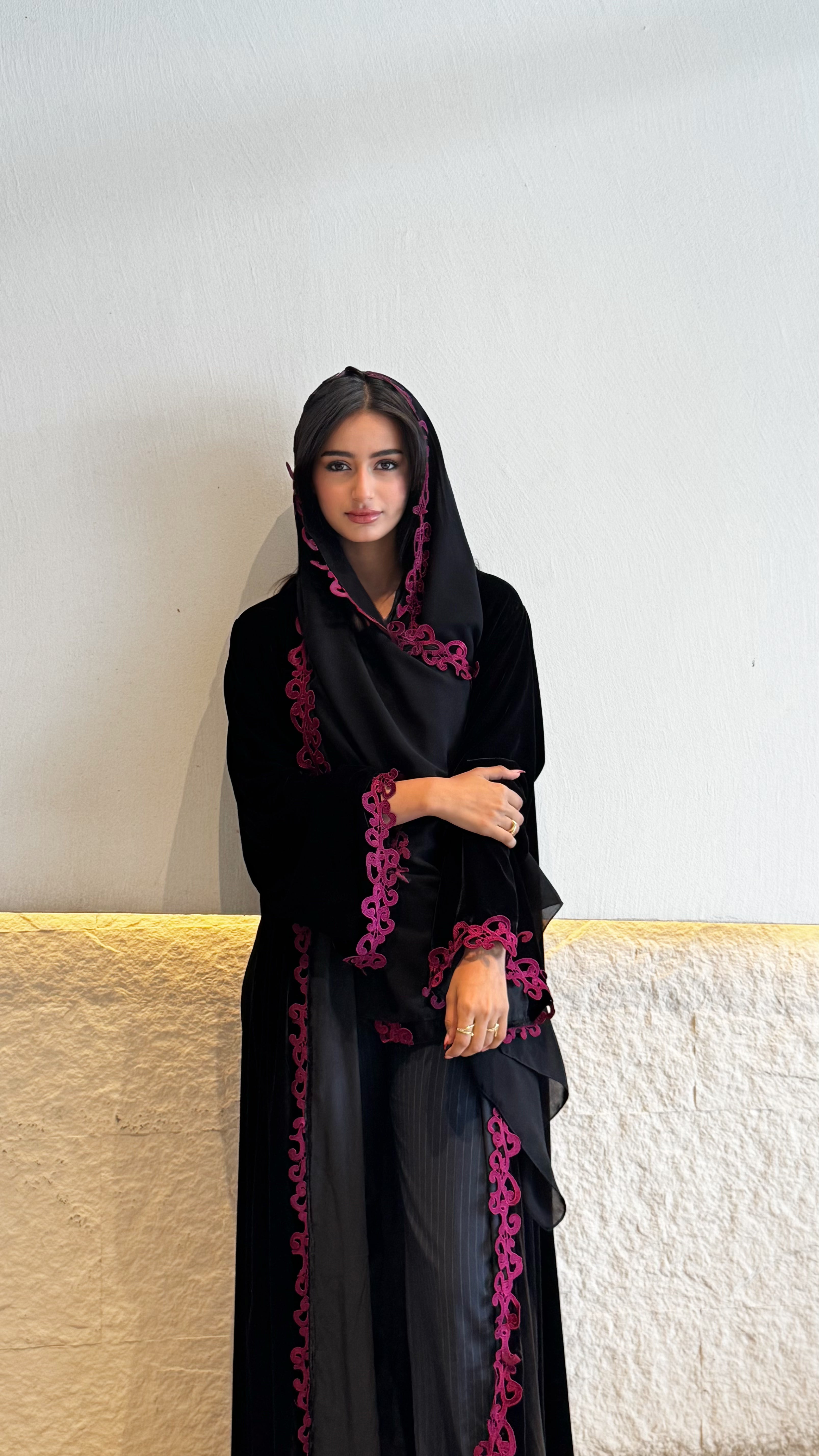 MW1834 - عباية مخمل مع اضافة كلفة من الامام والاكمام - Aya