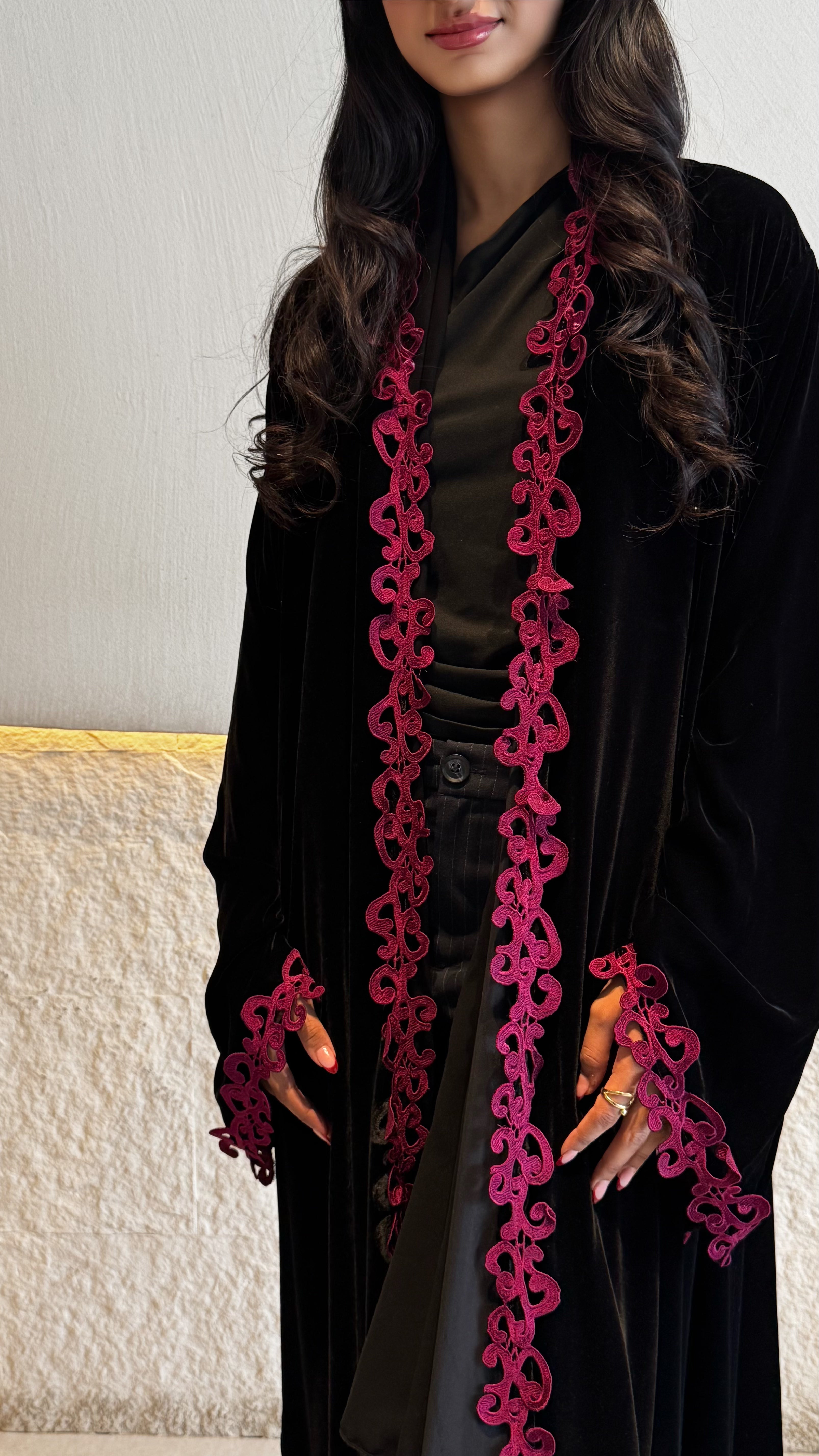 MW1834 - عباية مخمل مع اضافة كلفة من الامام والاكمام - Aya