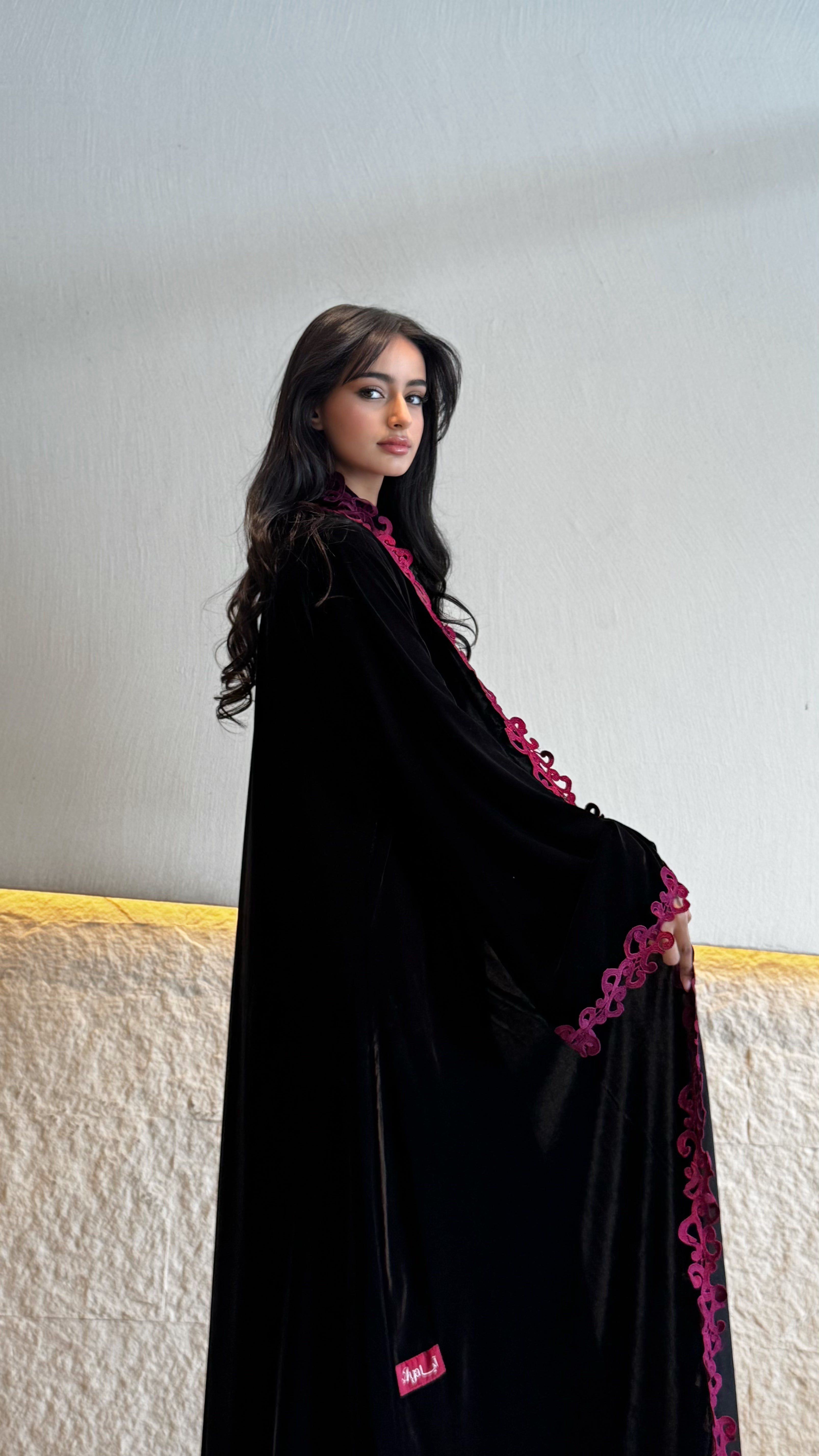 MW1834 - عباية مخمل مع اضافة كلفة من الامام والاكمام - Aya