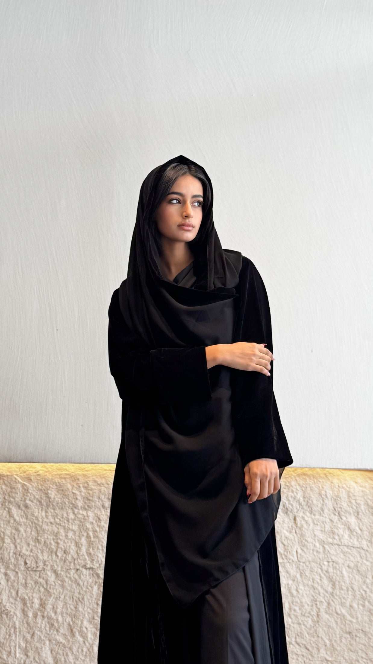 MWT673 - عباية مخمل اسود - Aya