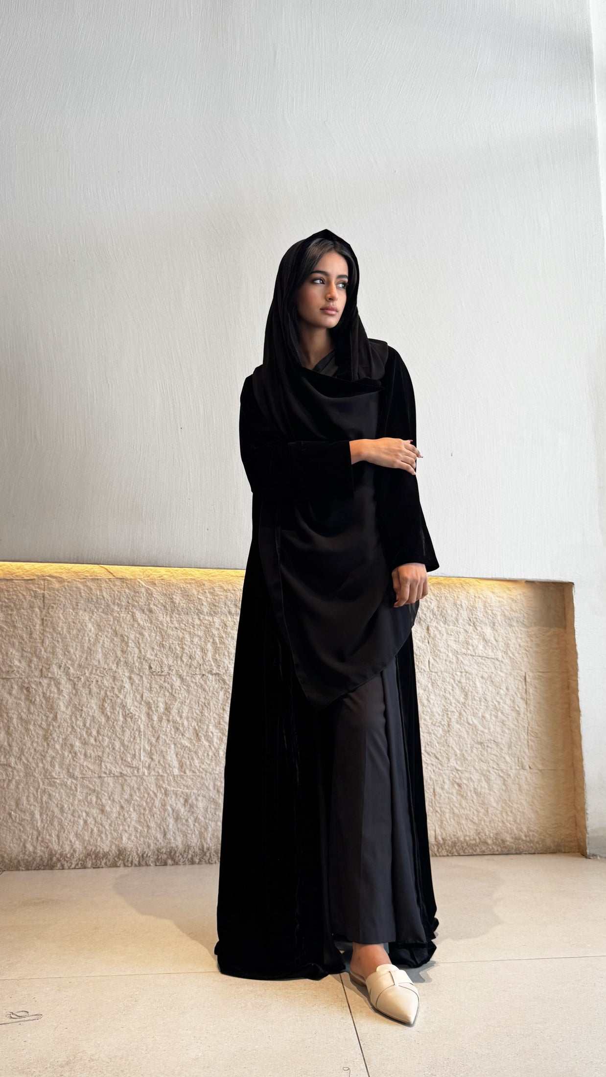 MWT673 - عباية مخمل اسود - Aya