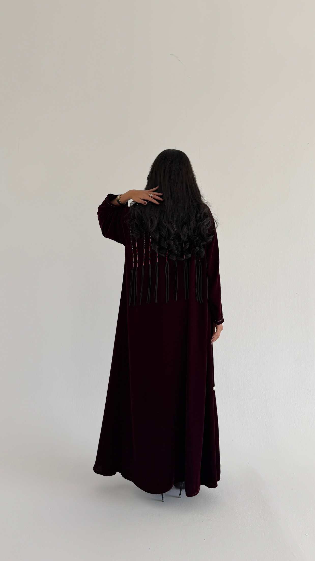MWT864 - عباية مخمل بخطوط قيطان راقية - Aya