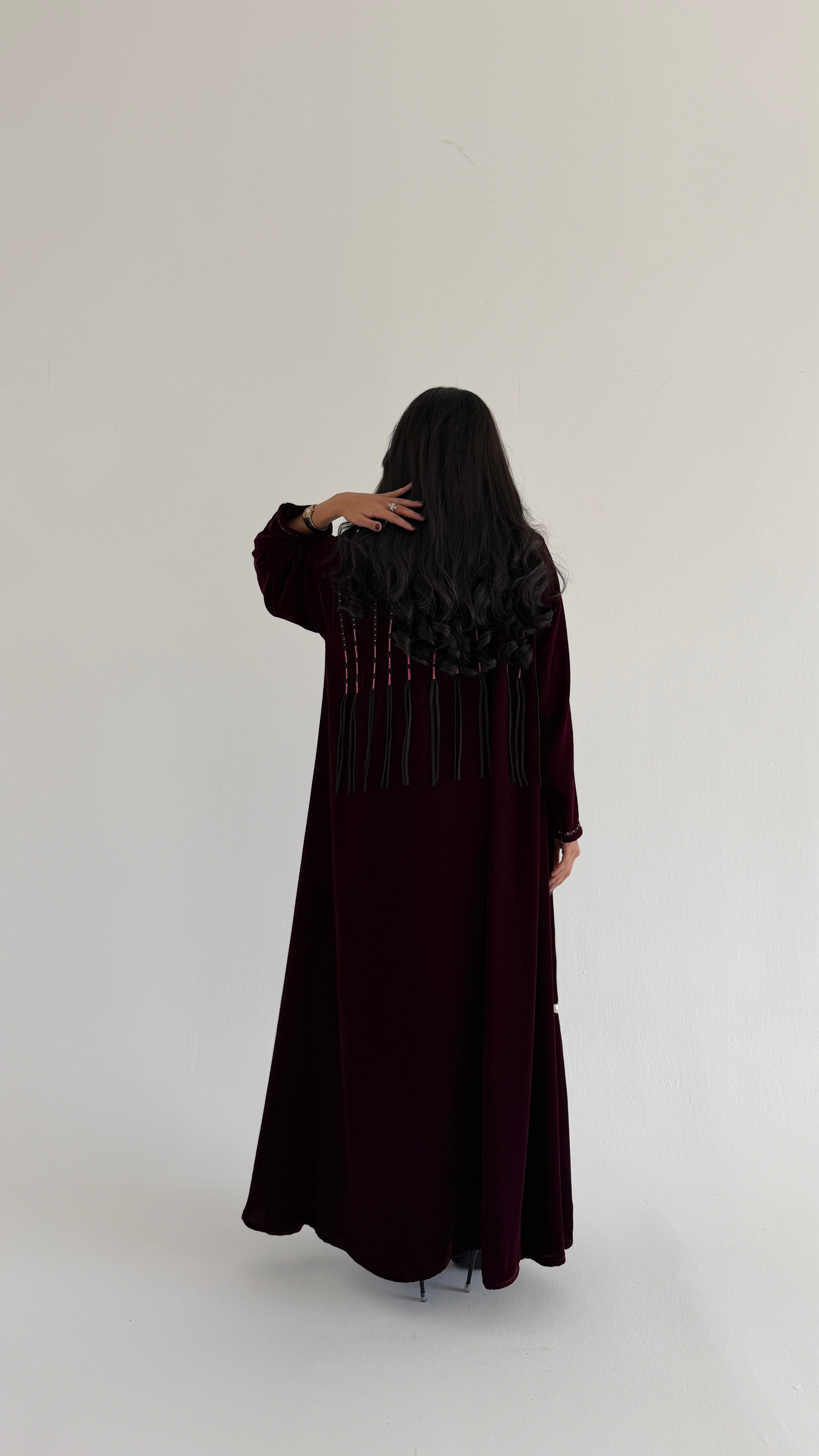 MWT864 - عباية مخمل بخطوط قيطان راقية - Aya