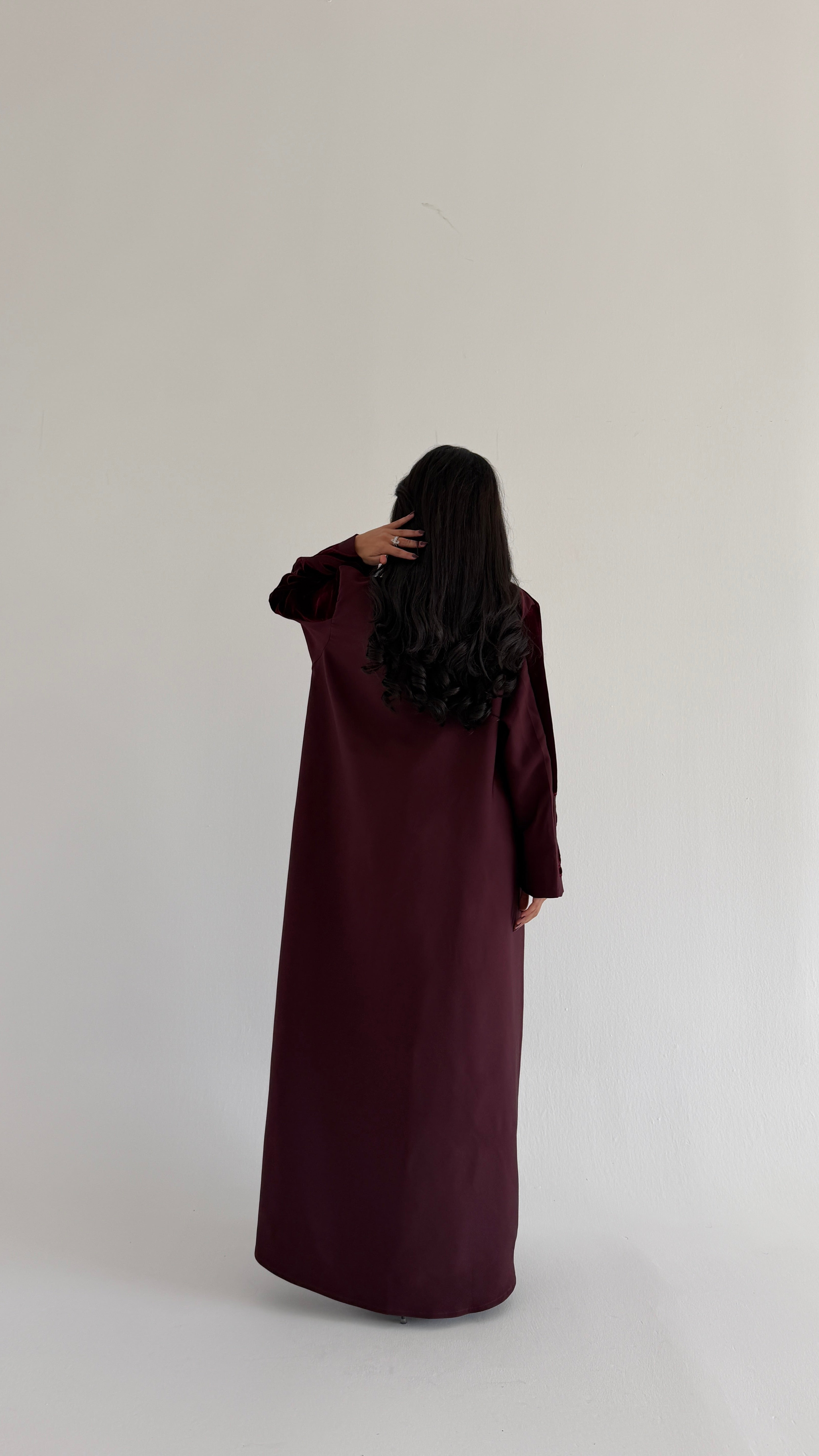 MWT897 - عبايه كريب مع تدخيله مخمل بشكل وردات - Aya