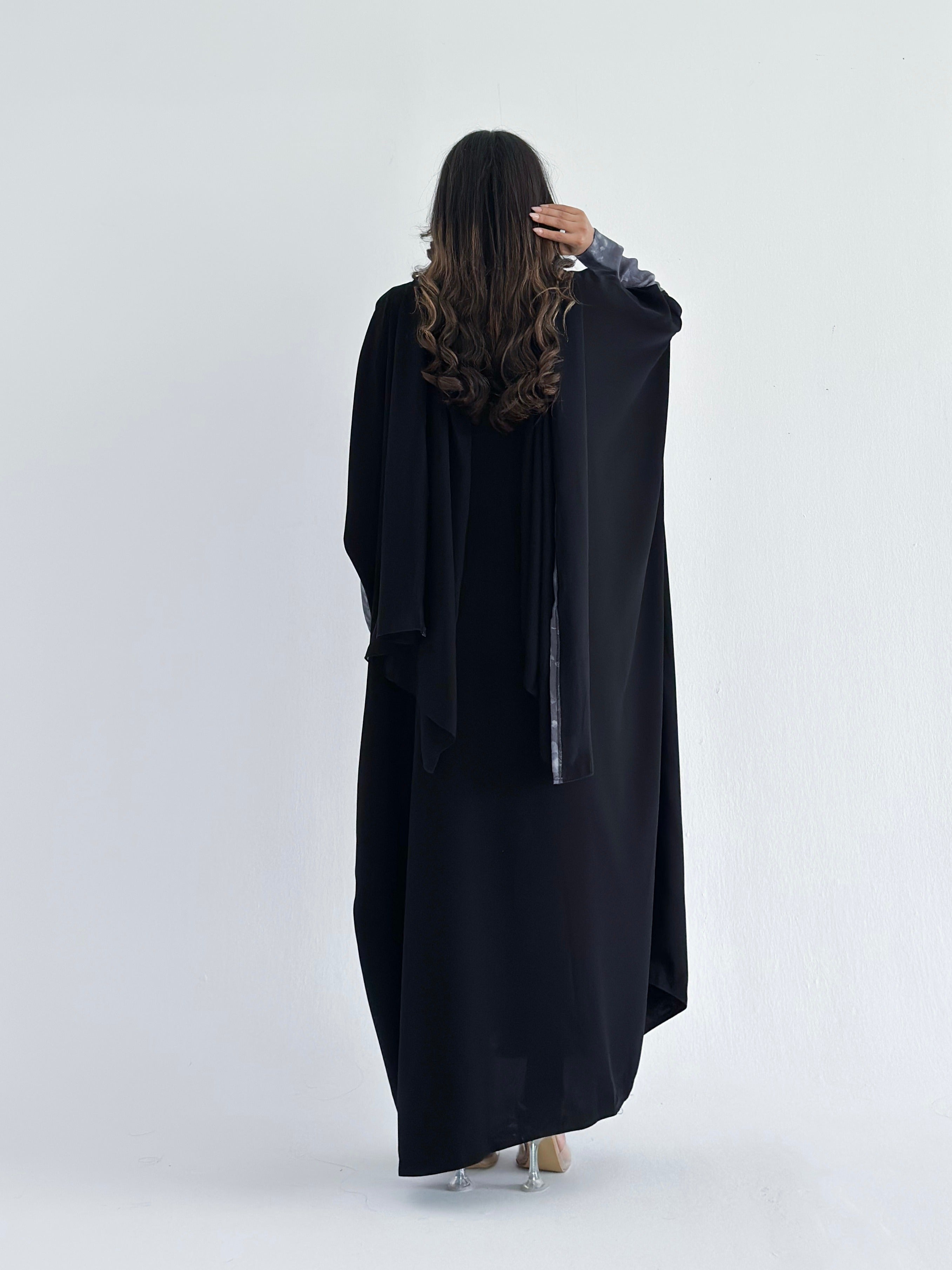 MWT1262 - عباية اسود بتدخيله جاكار ورد