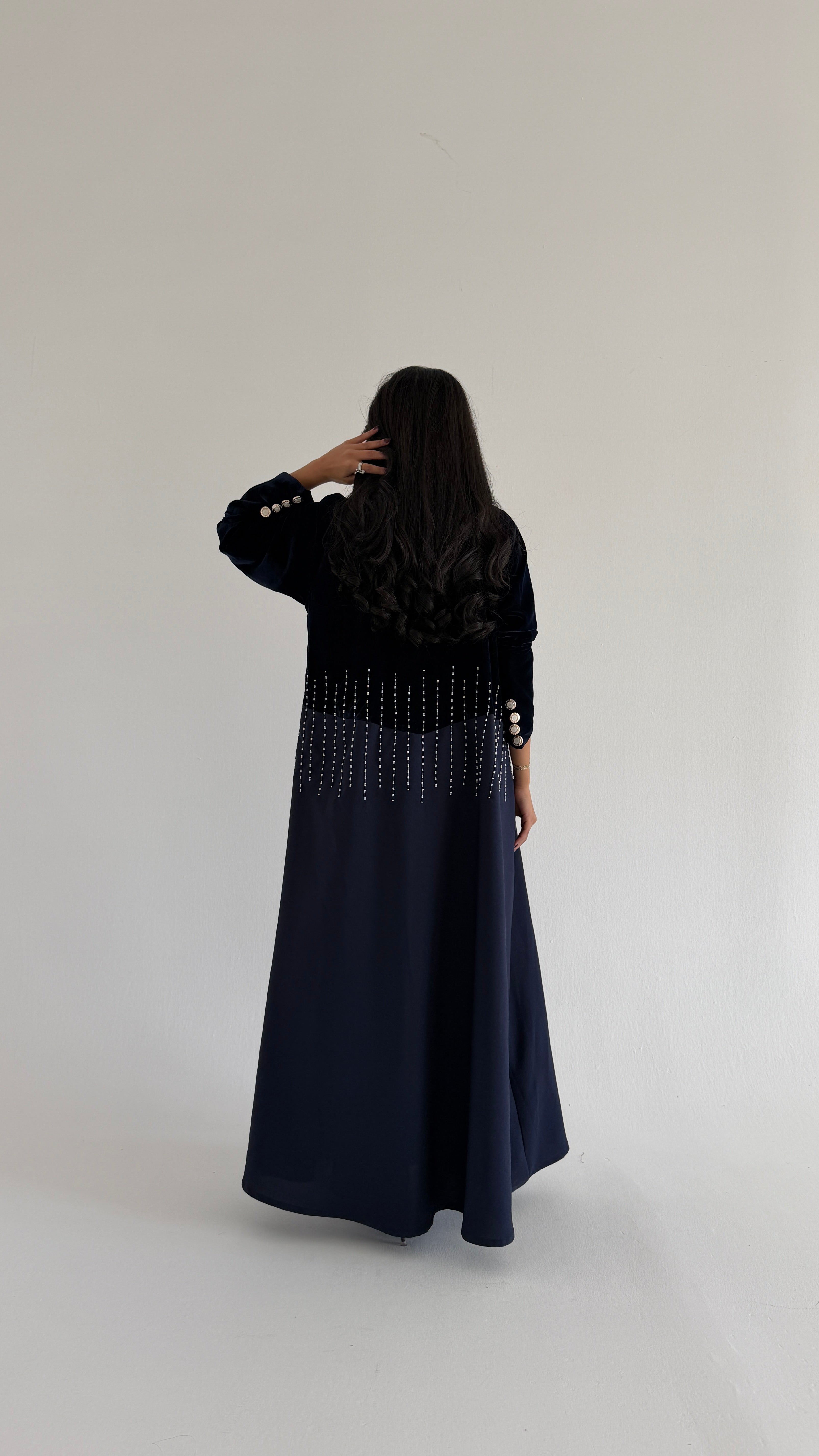 MW2018 - عباية مخمل اس اس مع اضافة الكتان وشك يدوي بالصدر - Aya