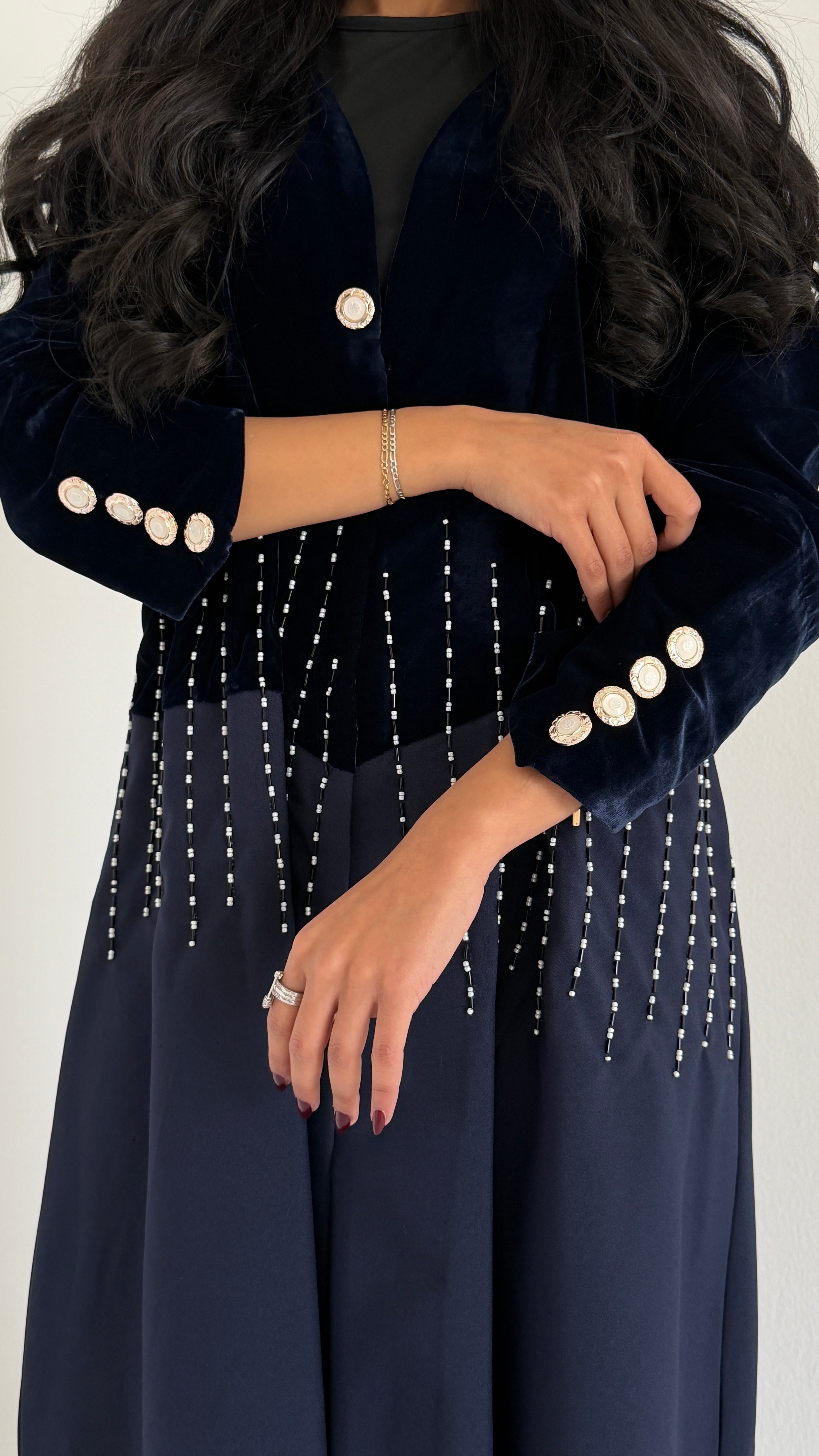 MW2018 - عباية مخمل اس اس مع اضافة الكتان وشك يدوي بالصدر - Aya