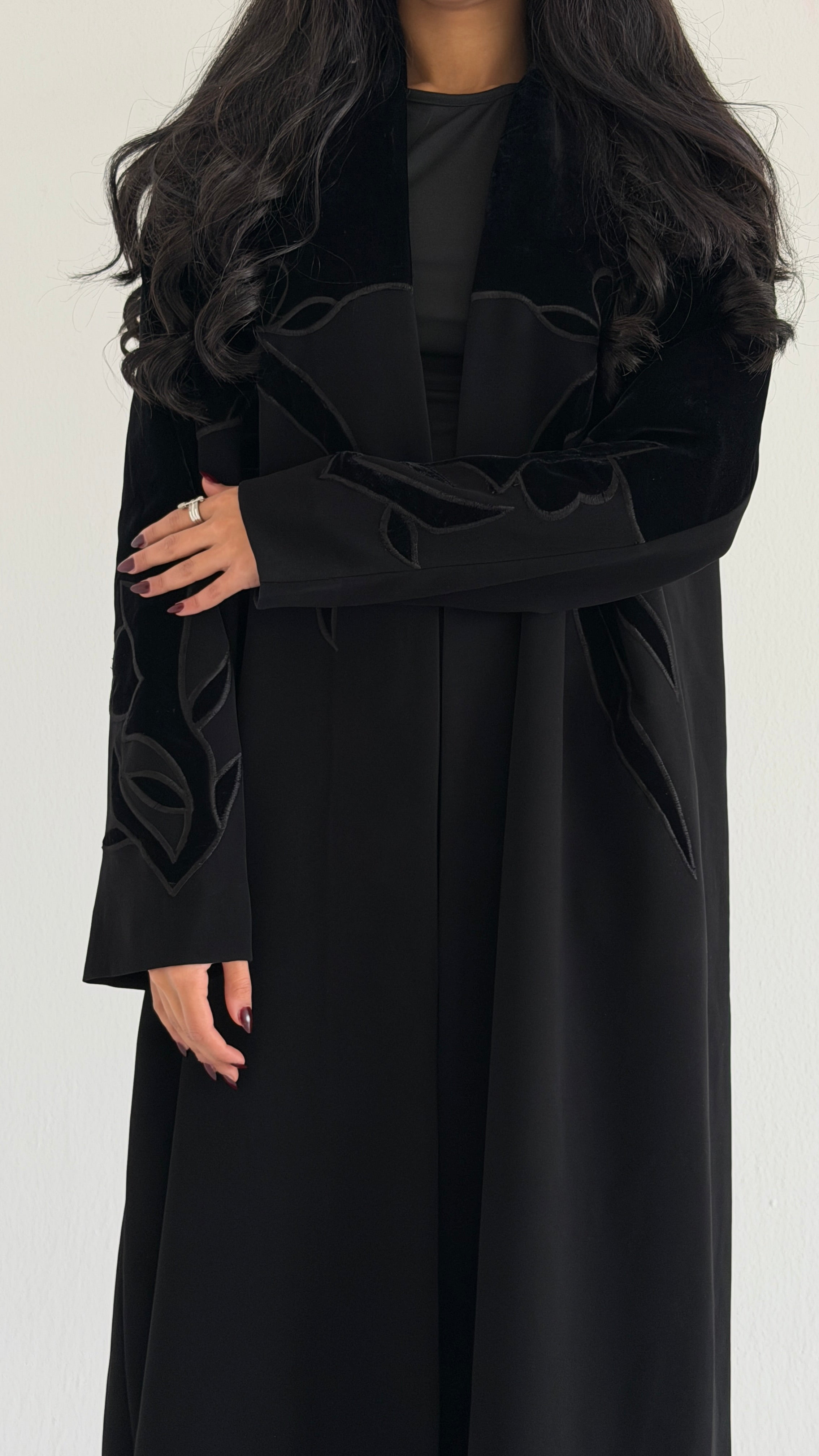 MWT894 - عبايه كريب مع تدخيله مخمل بشكل وردات - Aya