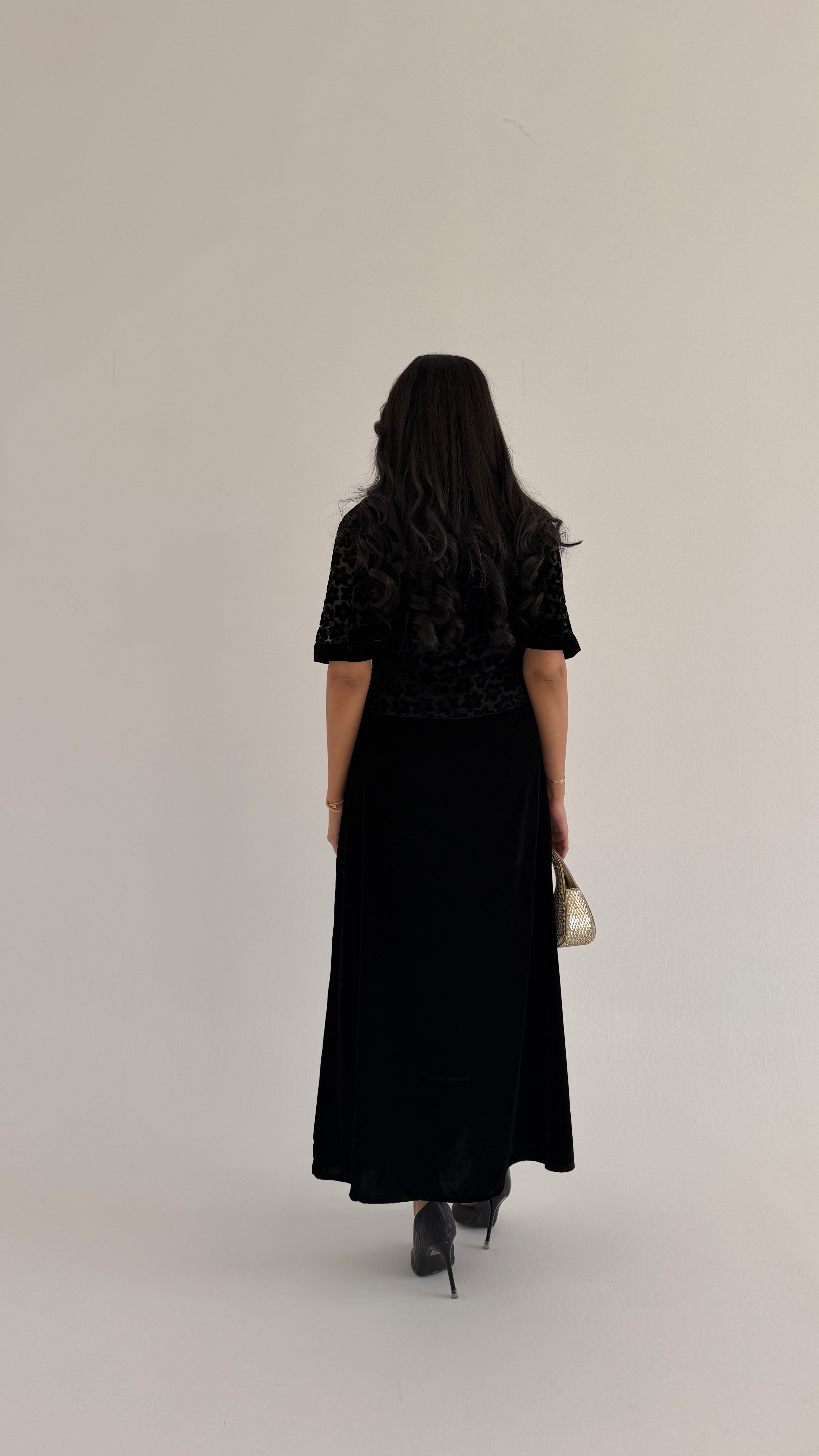 MWJ001 - جلابية مخمل أسود بتصميم أنيق مع كيب شيفون مخمل - Aya