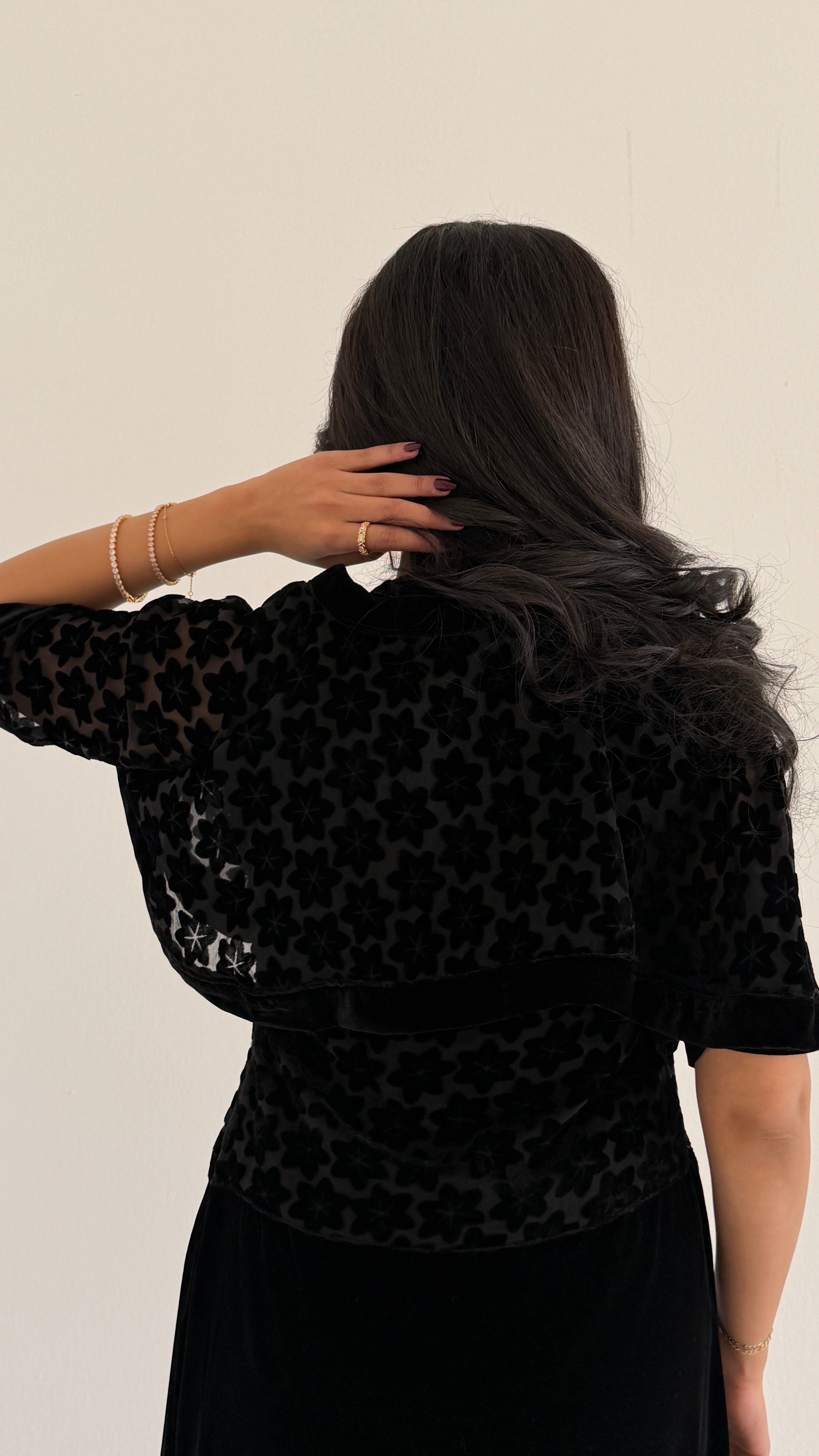 MWJ001 - جلابية مخمل أسود بتصميم أنيق مع كيب شيفون مخمل - Aya