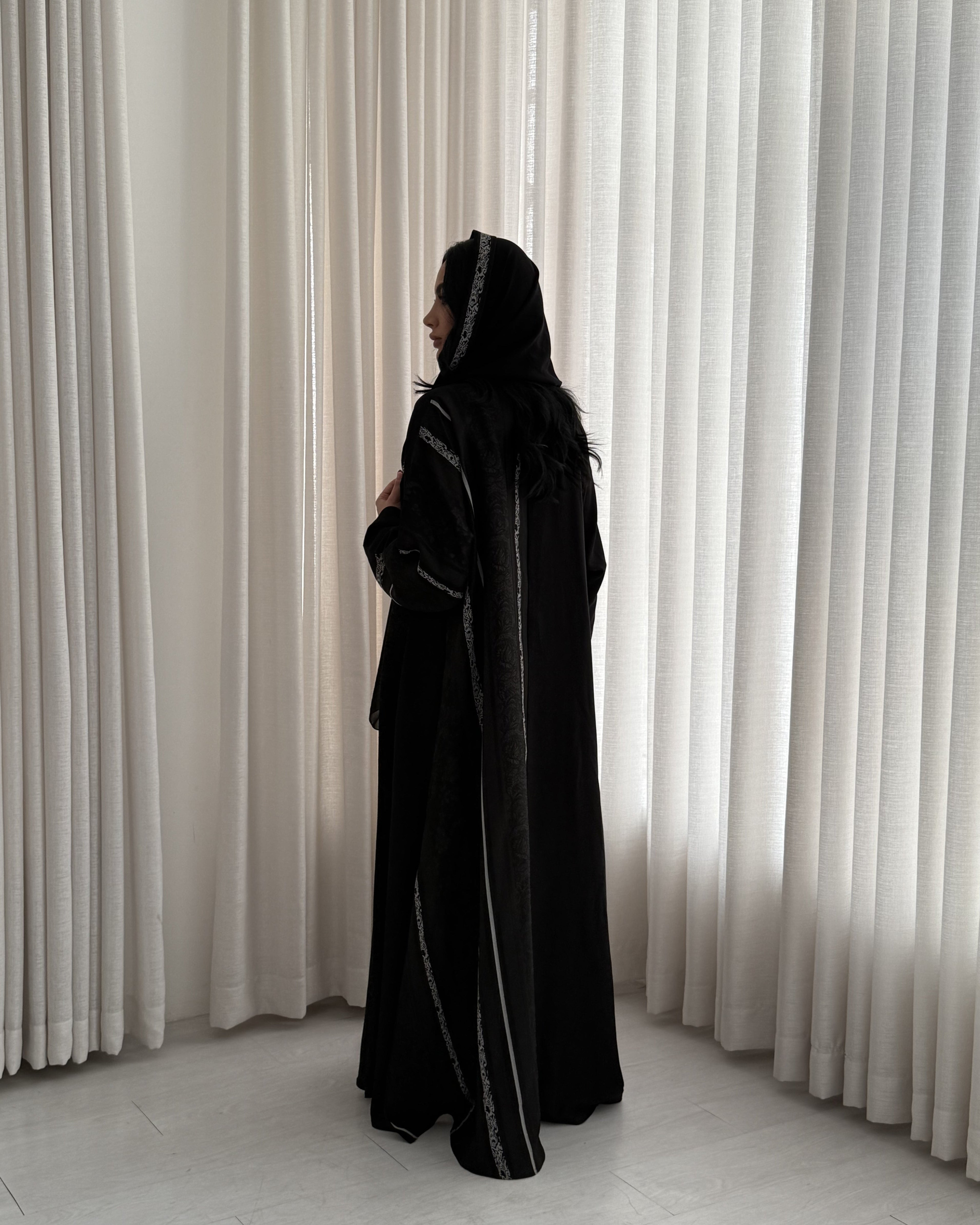MW1324 -عباية سوداء نصف سادة ونصف بنقشات بيضاء جانبية ناعمة - Aya