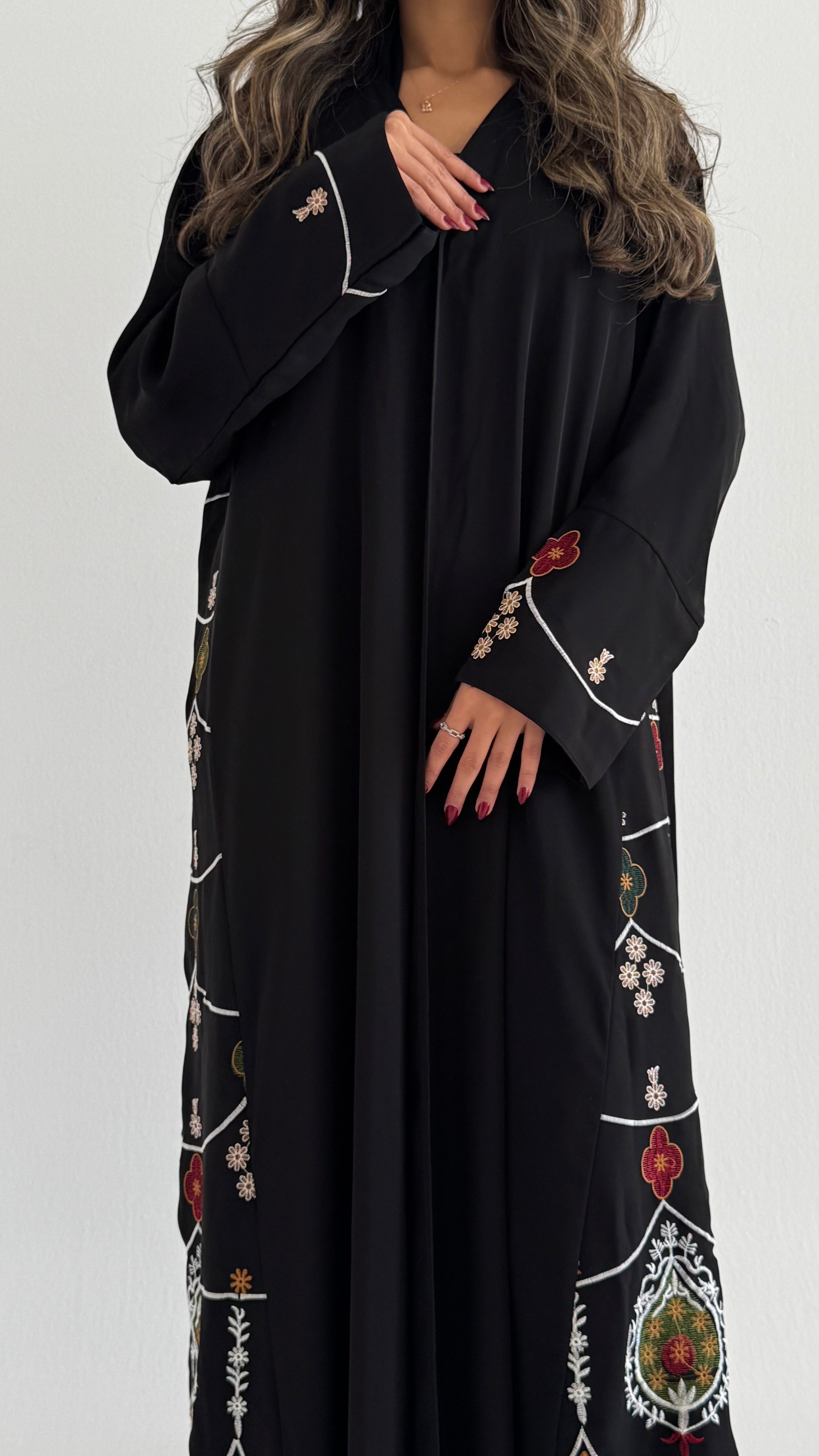 MW1704 -عباية سوداء مطرزة تطريز كمبيوتر من الجنب وتدخيلة قماش مطرز - Aya