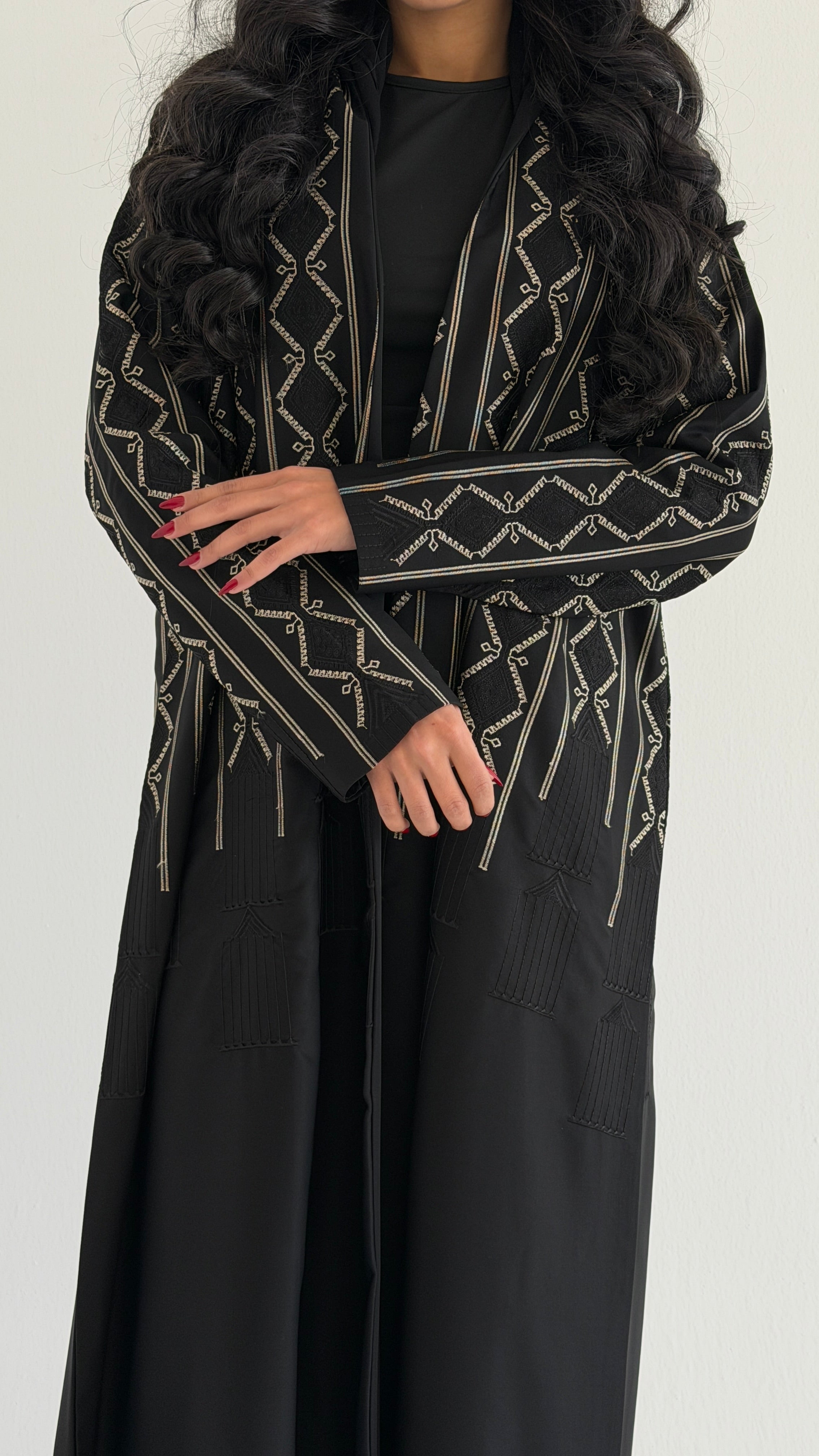 MWT1024 - عبايه بتطريز بنص الامام والخلف - Aya