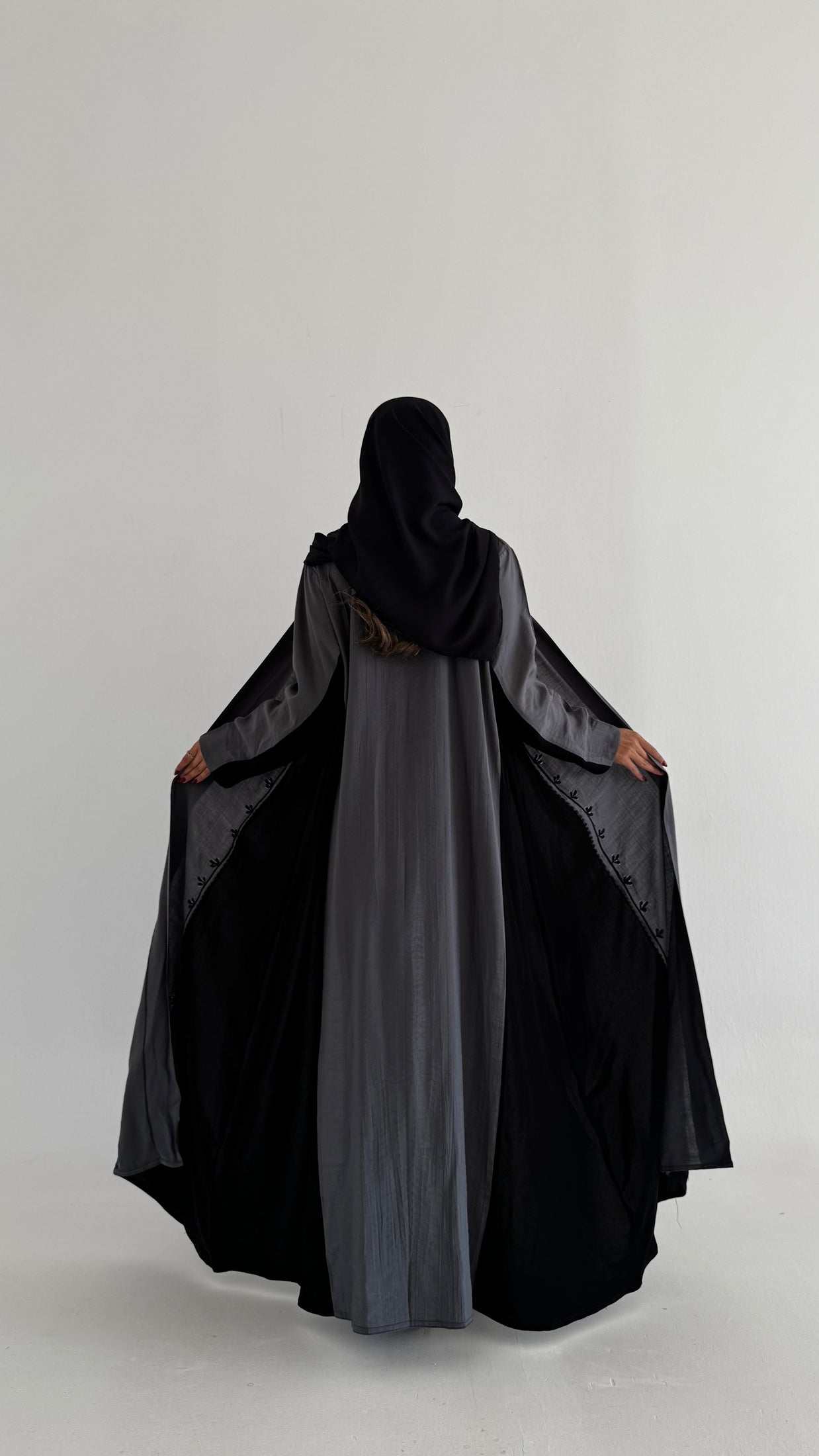 MW1736 - عباية لنن مكسر تطريز يدوي - Aya