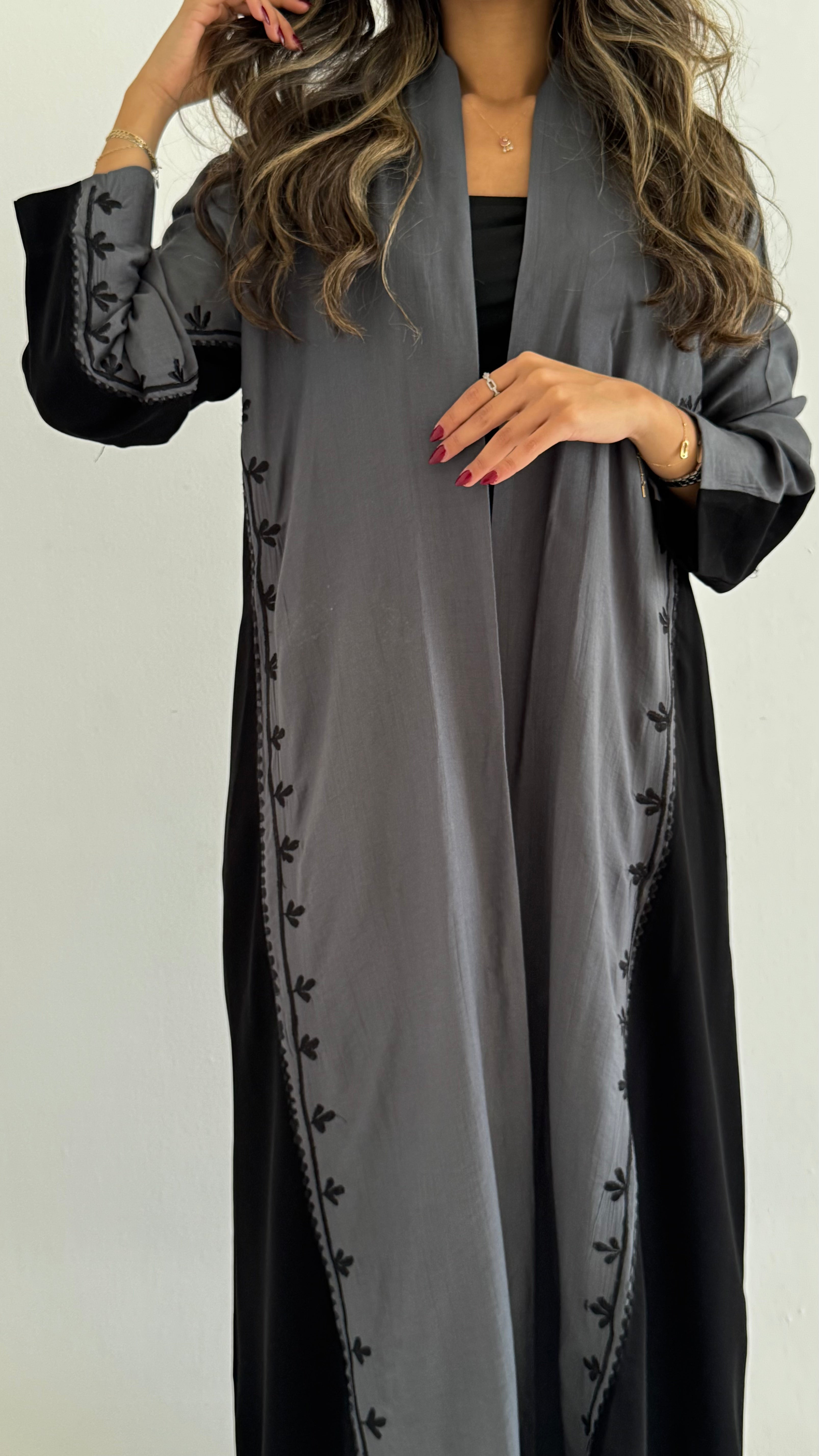 MW1736 - عباية لنن مكسر تطريز يدوي - Aya