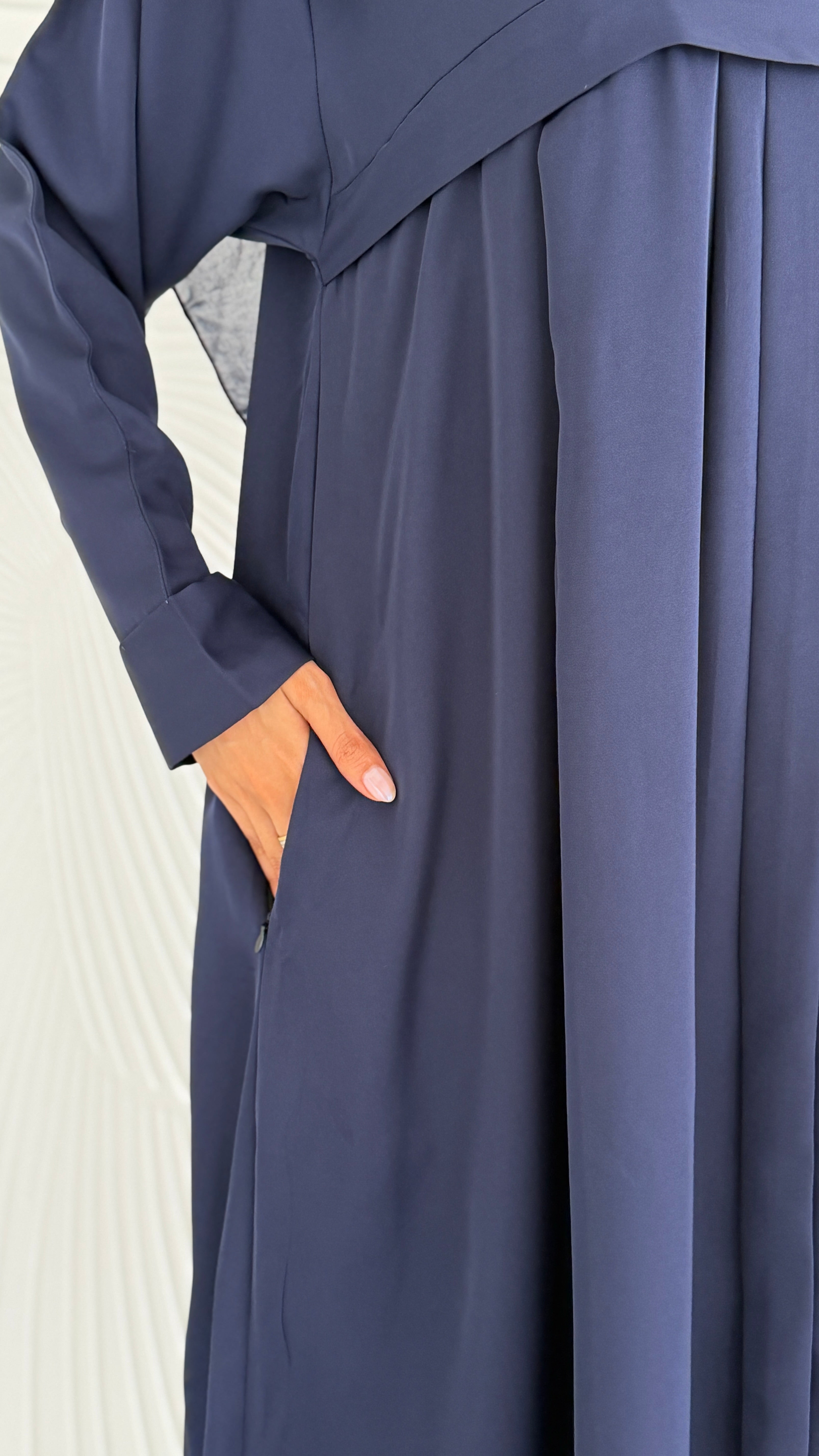 MWO005 - عباية بكسرات واسعة وجيب مخفي في الصدر - Aya