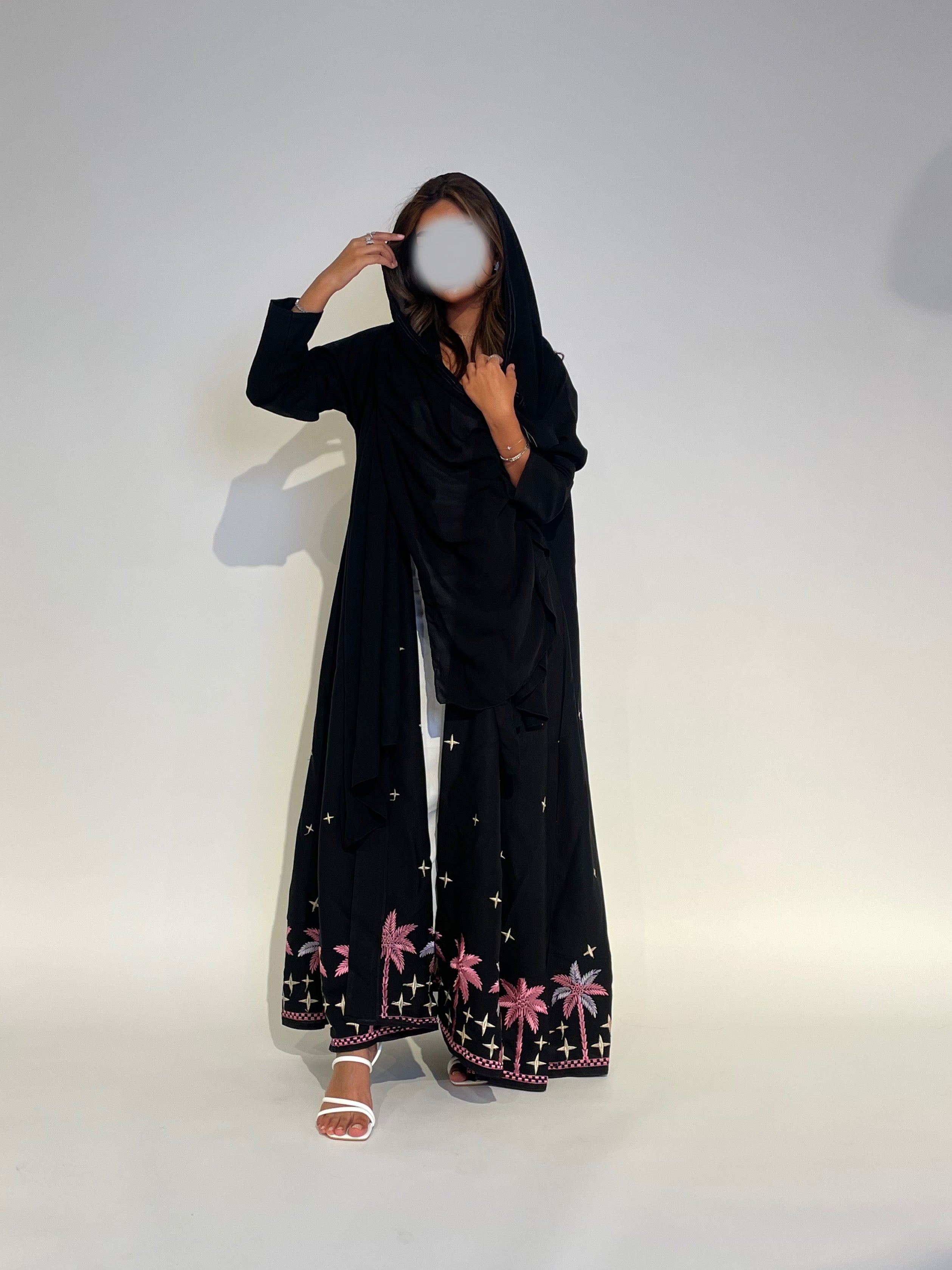 MW1575 - عباية كريب كلوش بتطريز يدوي | Hand-Embroidered Crepe Flared Abaya