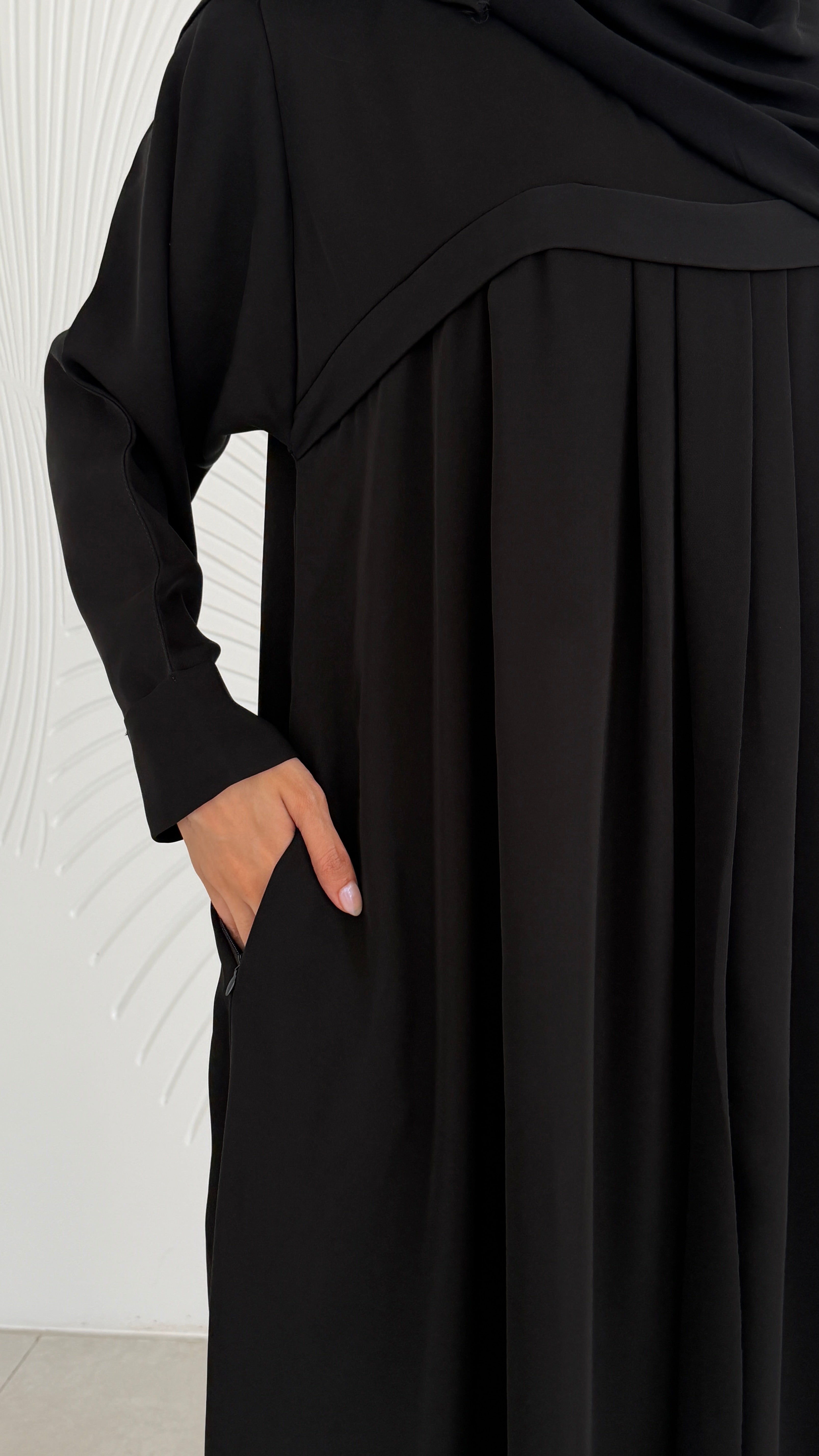 MWO002 - عباية بكسرات واسعة وجيب مخفي في الصدر - Aya