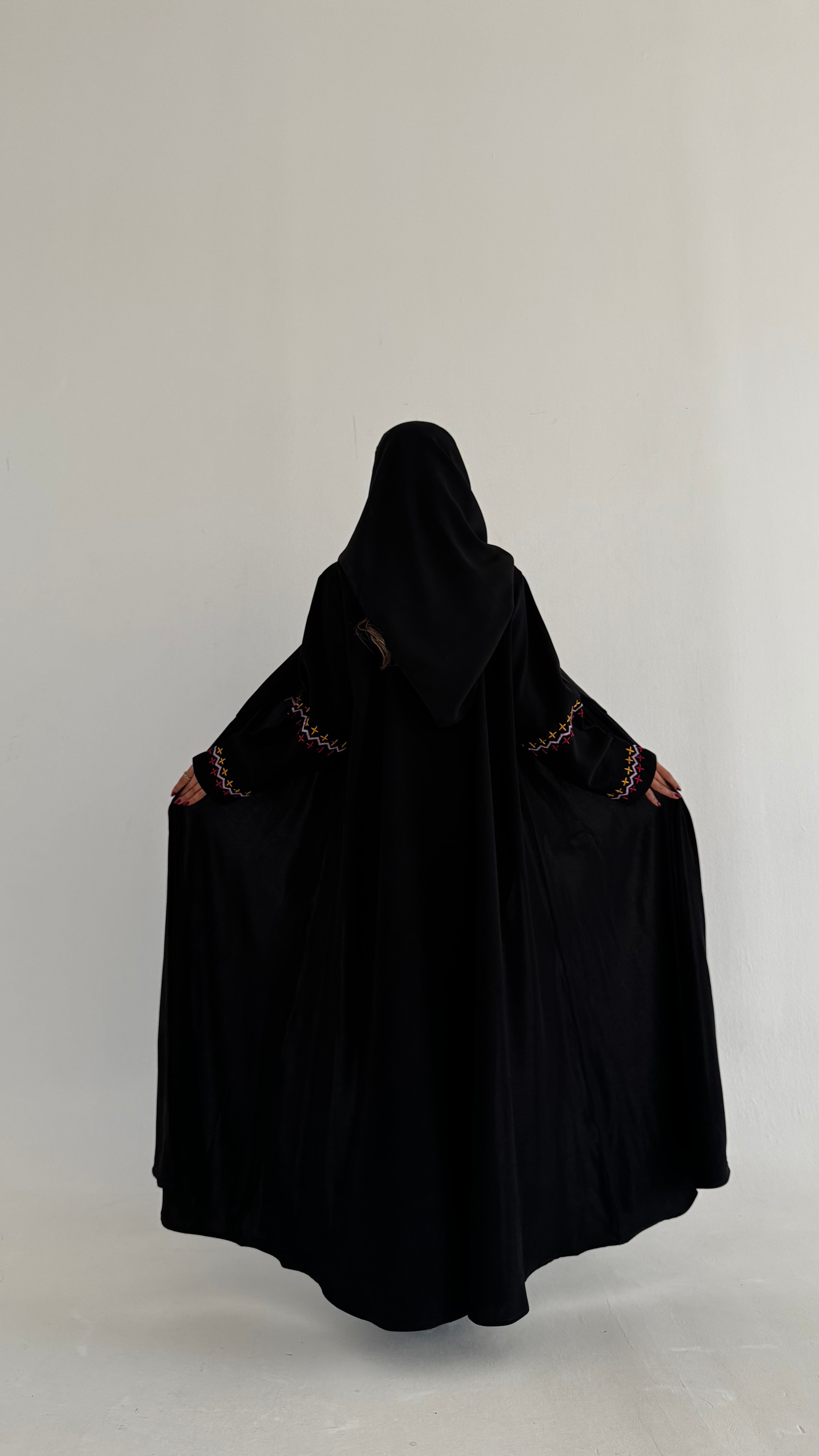 MW1750 - عباية كريب مع اضافة تطريز يدوي - Aya