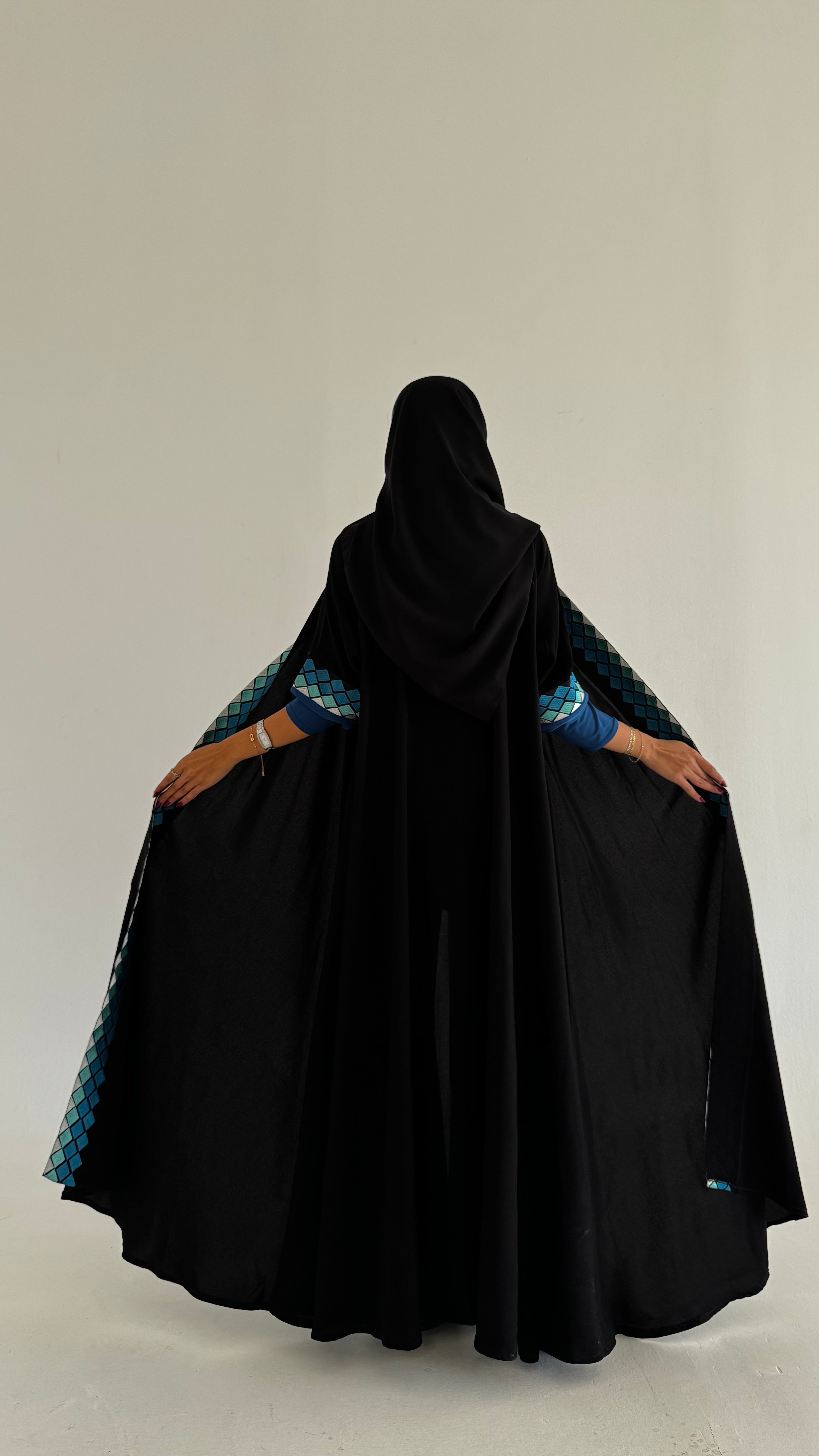 MWT496 - عباية سودا بتطريز أزرق - Aya