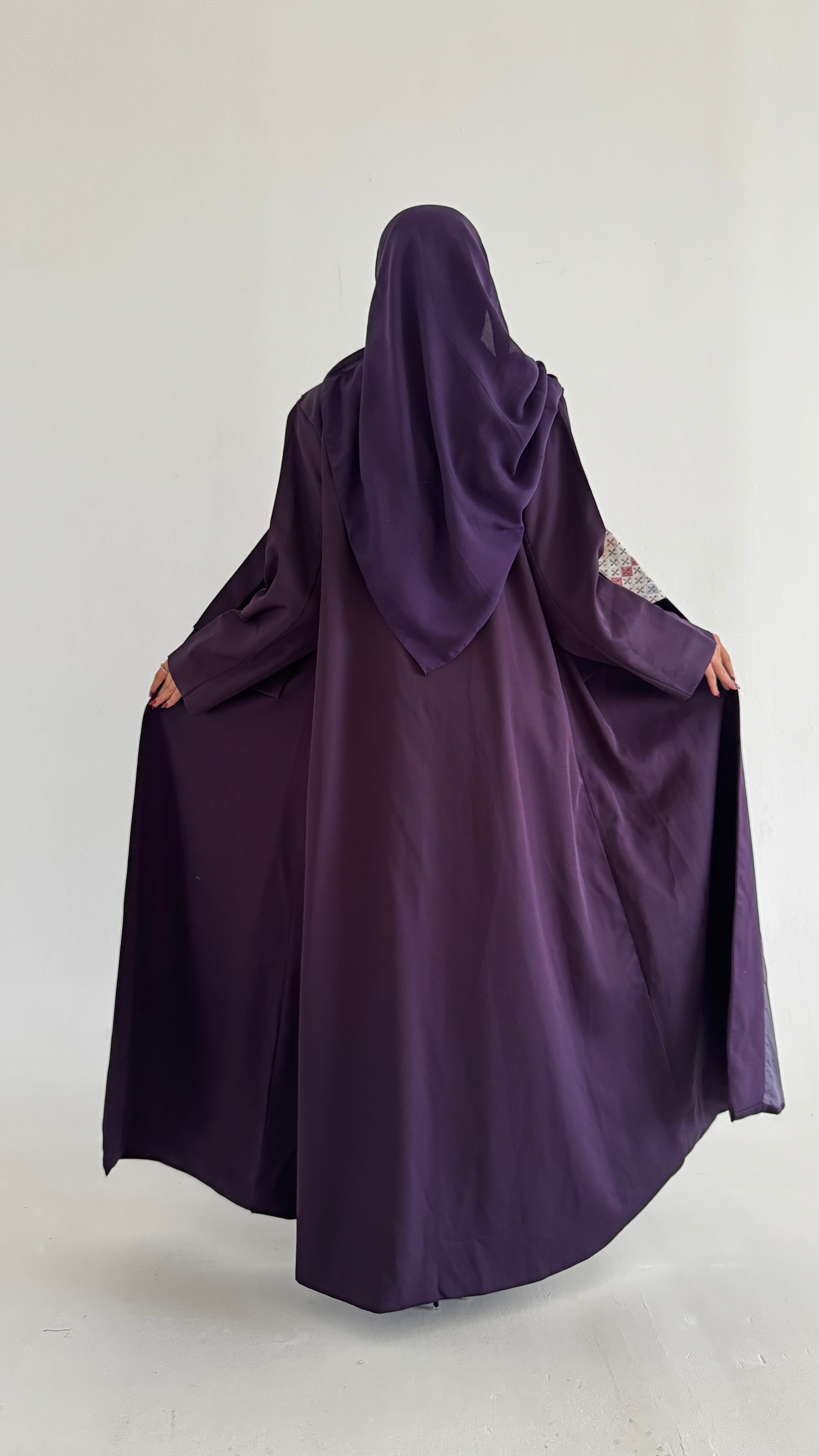 MW1706 - عباية بليزر بتطريز على الياقة - Aya