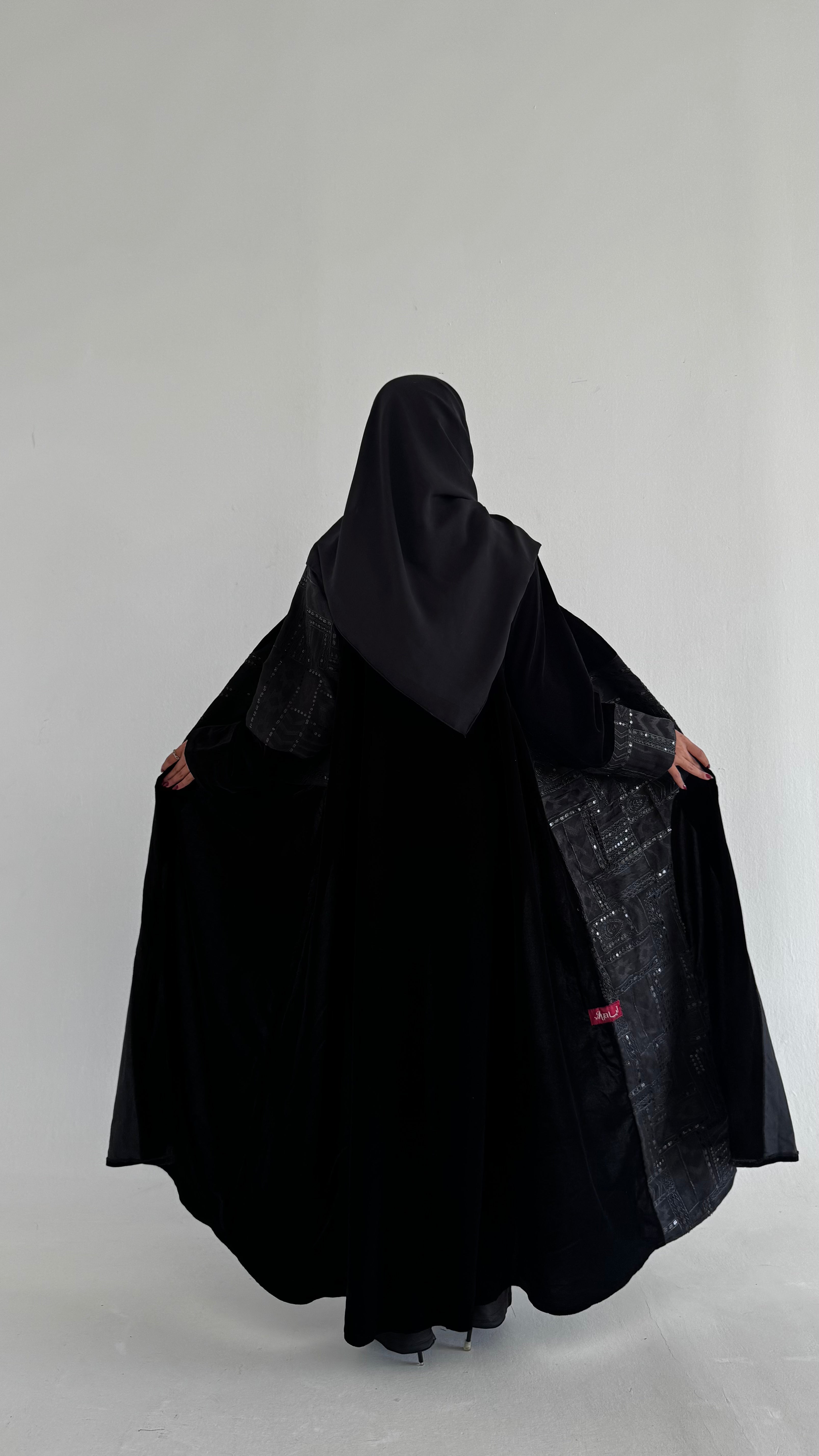 MWT551 - عباية مخمل مع لنن هندي تطريز - Aya