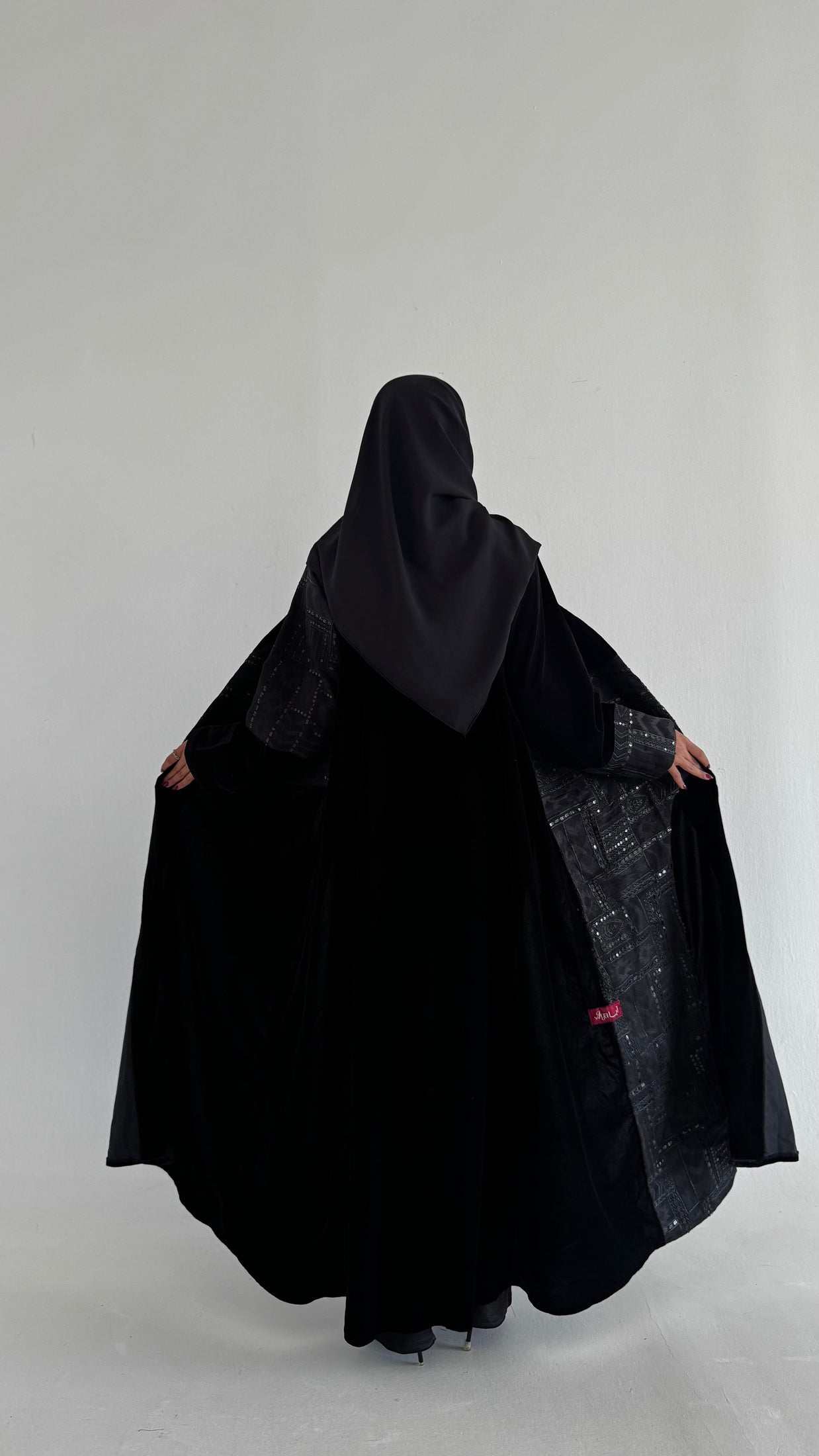 MWT551 - عباية مخمل مع لنن هندي تطريز - Aya