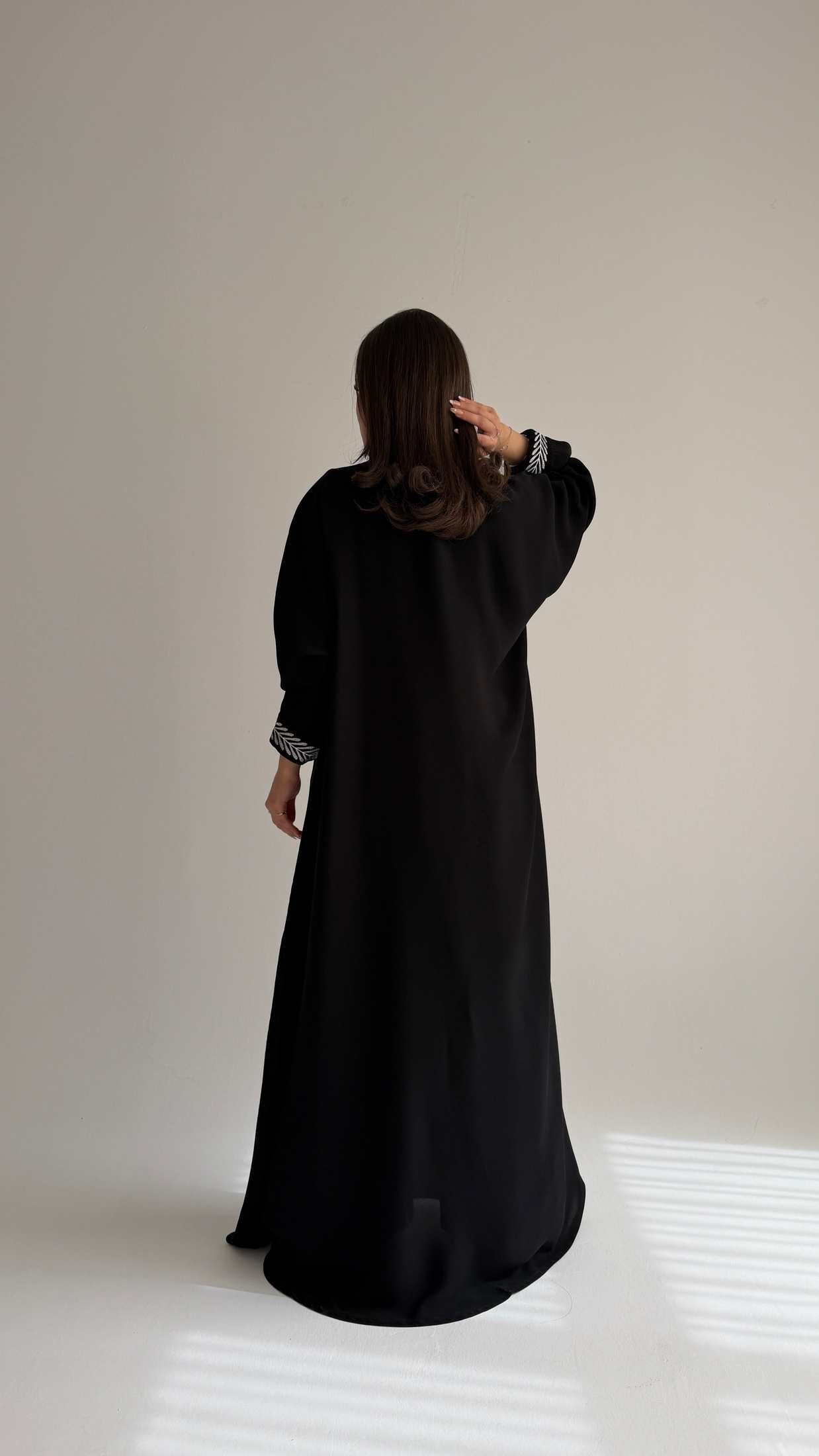 MWT1042 - عبايه بتطريز ابيض من الامام - Aya