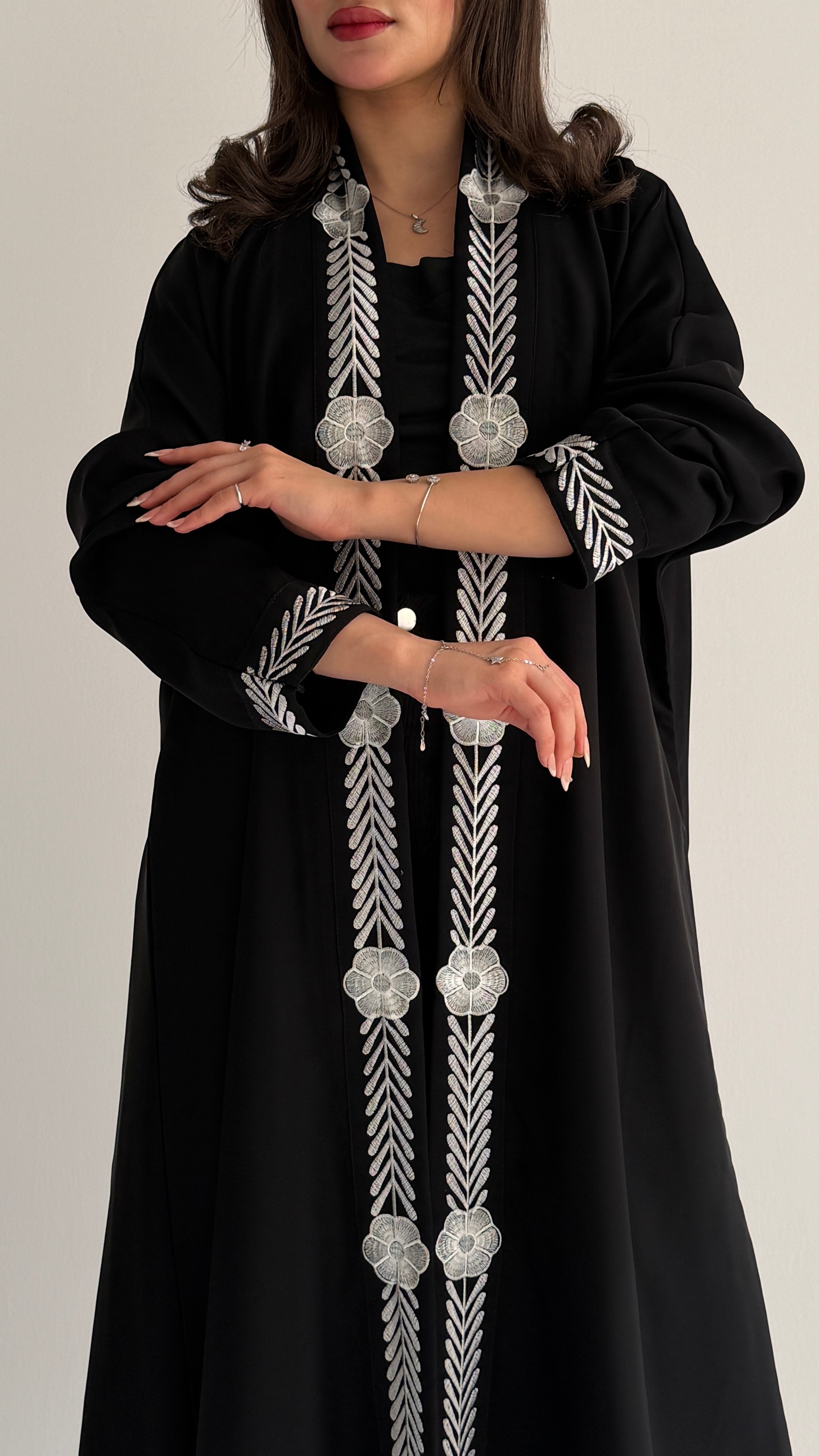 MWT1042 - عبايه بتطريز ابيض من الامام - Aya