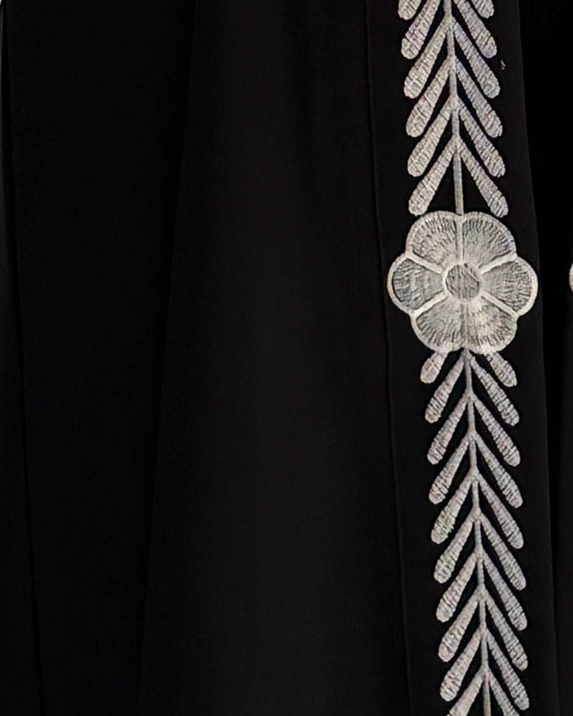MWT1042 - عبايه بتطريز ابيض من الامام - Aya