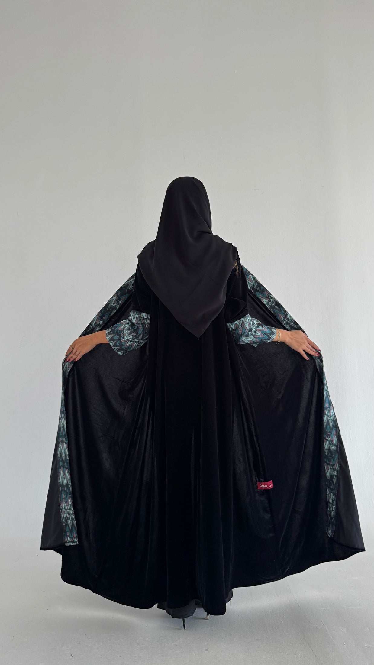 MWT561 - عباية مخمل مع تدخيلة الوان - Aya