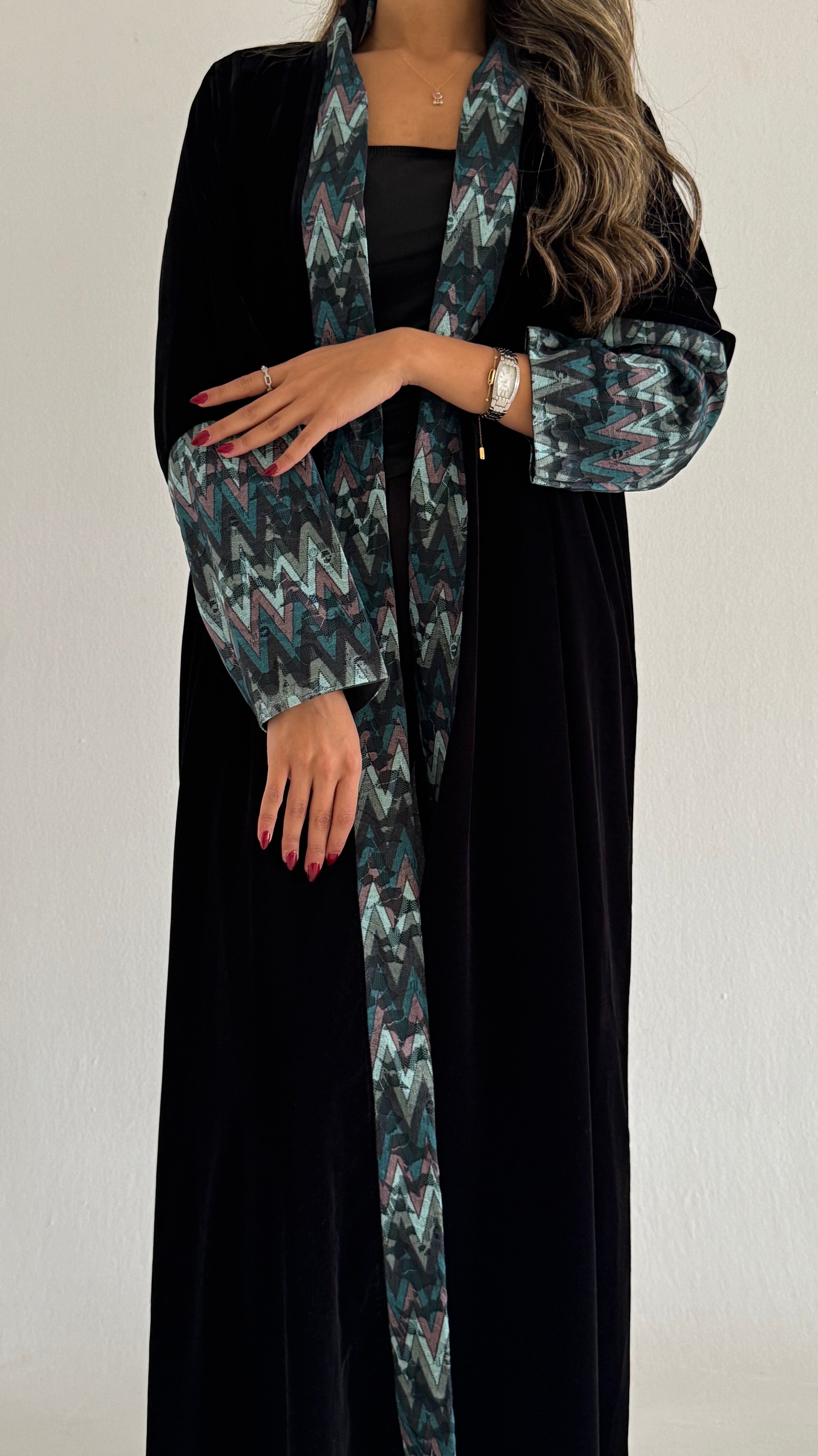 MWT561 - عباية مخمل مع تدخيلة الوان - Aya