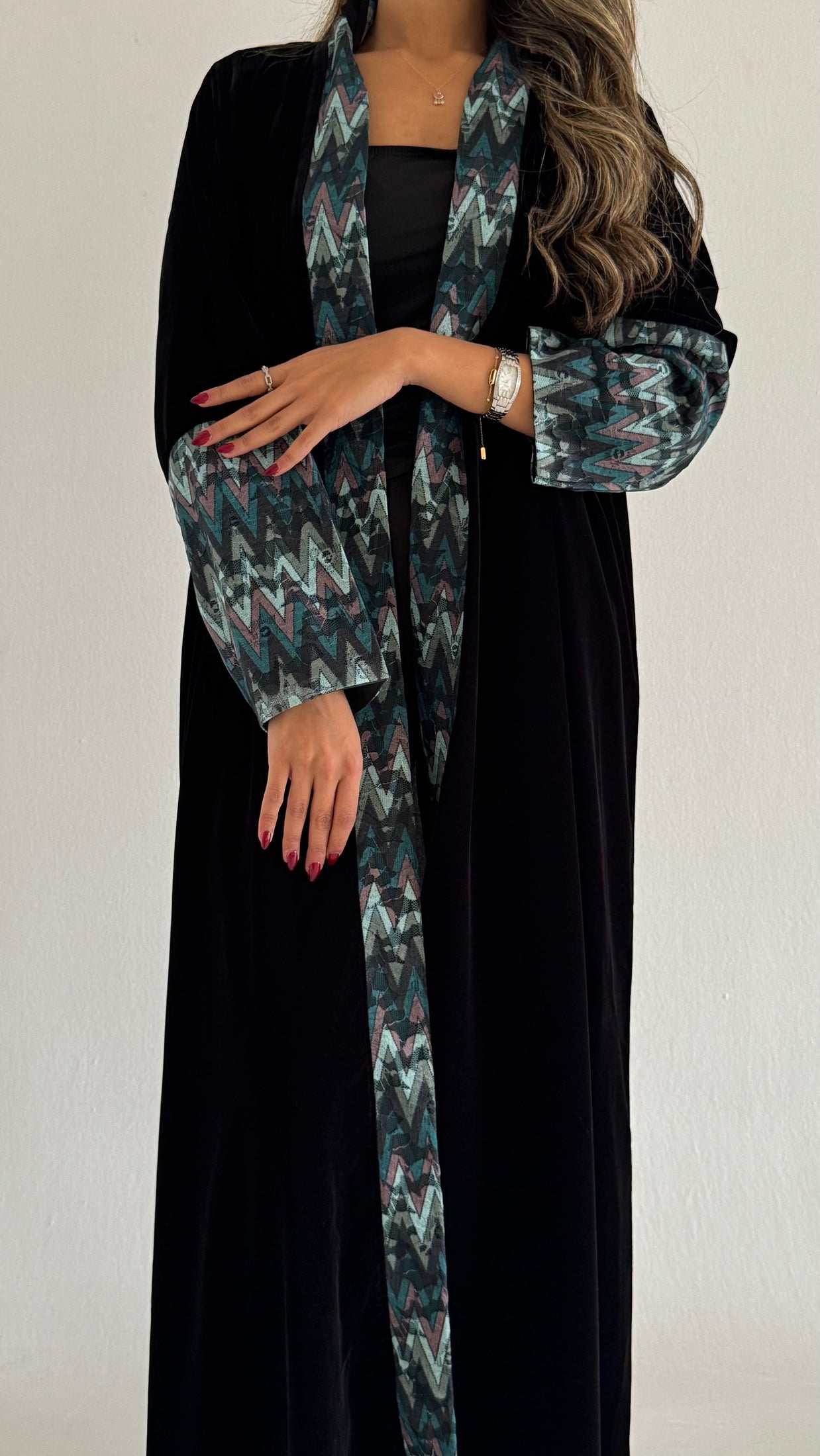 MWT561 - عباية مخمل مع تدخيلة الوان - Aya