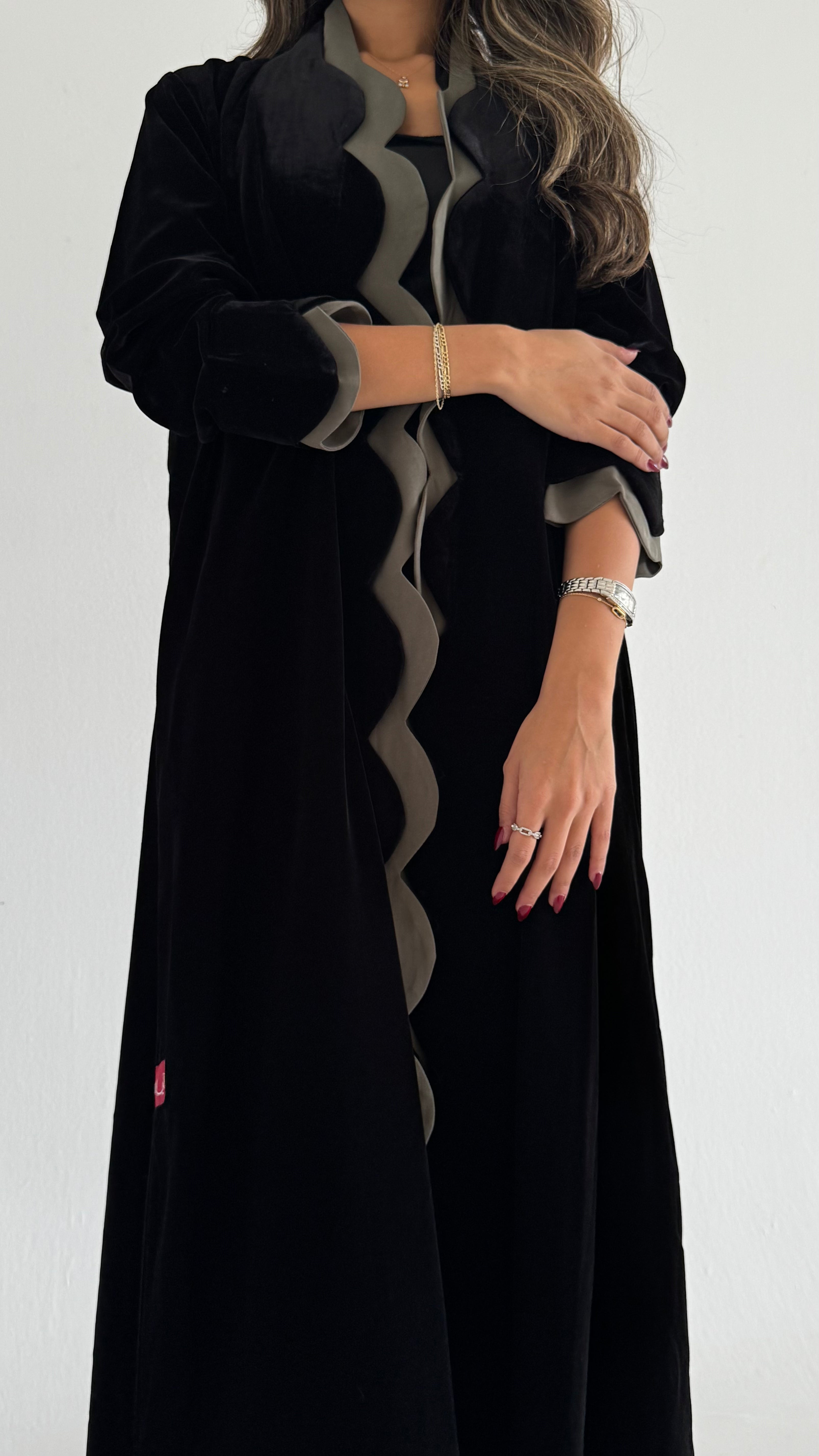 MWT539 - عباية مخمل أسود مع زيتي فاتح - Aya