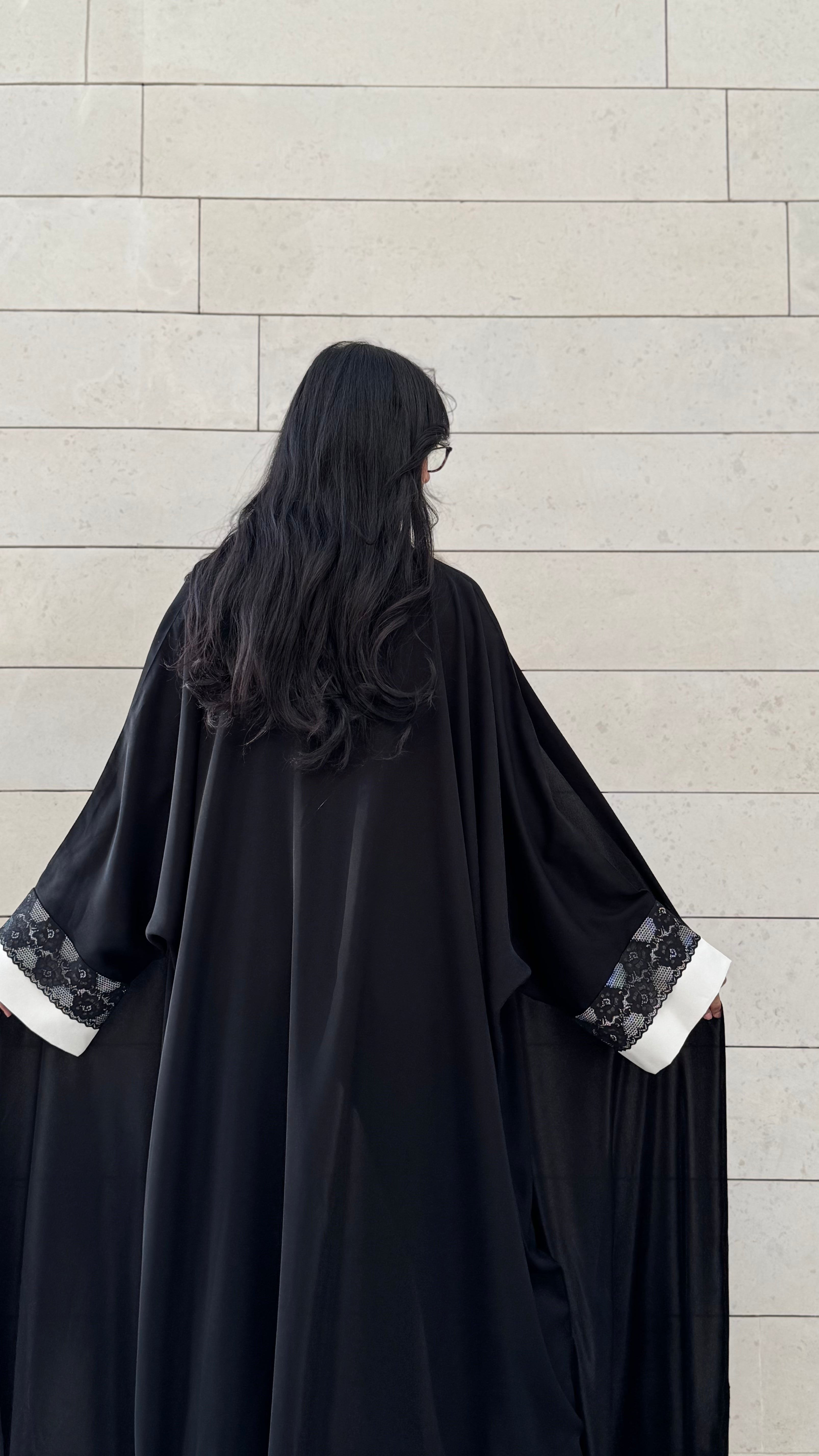 MW1632 - Black abaya farasha cut with lace sleeves - عباية سوداء فراشة باكمام دانتيل - Aya