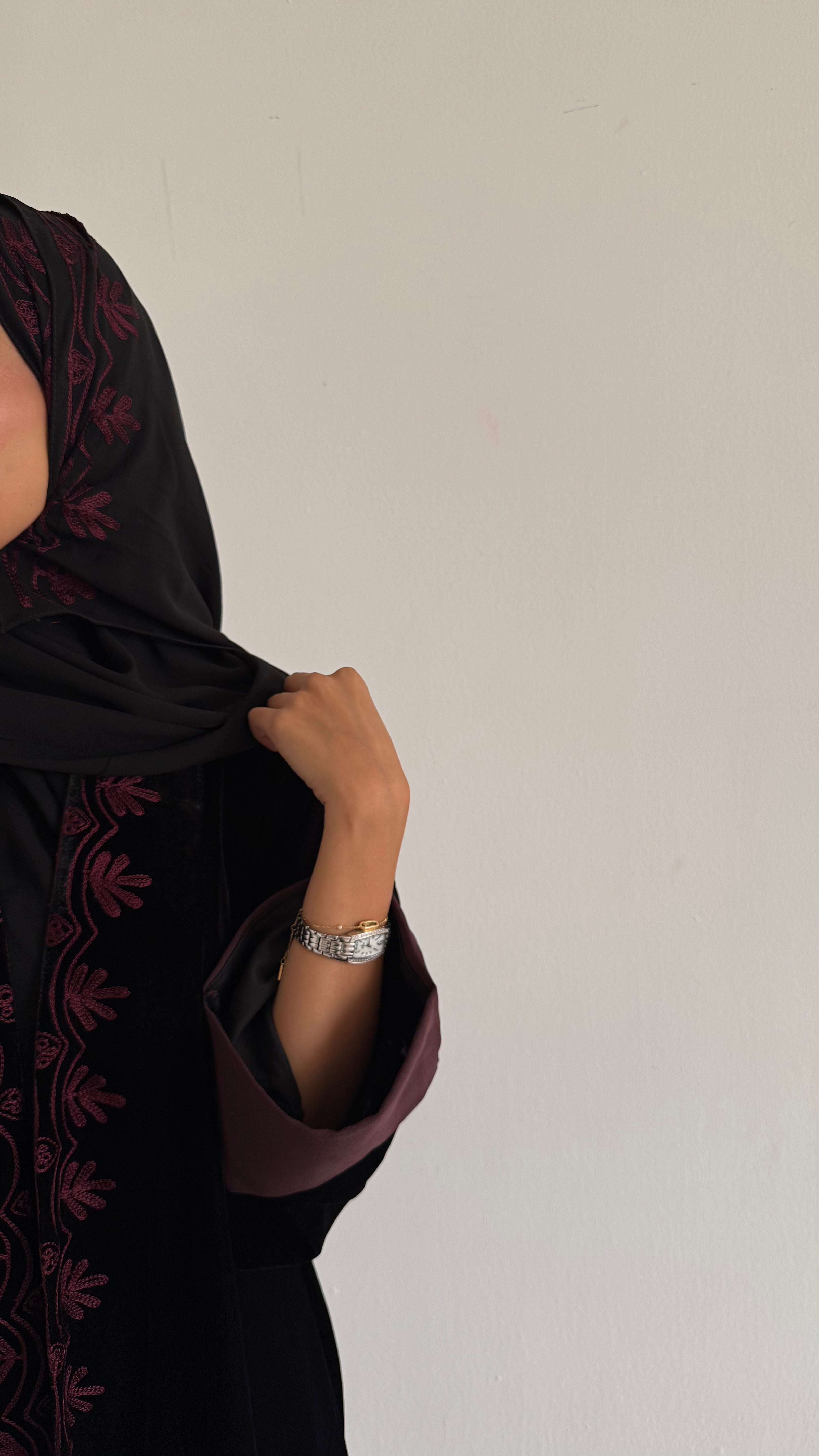 MWT361 - عباية مخمل تطريز عنابي - Aya