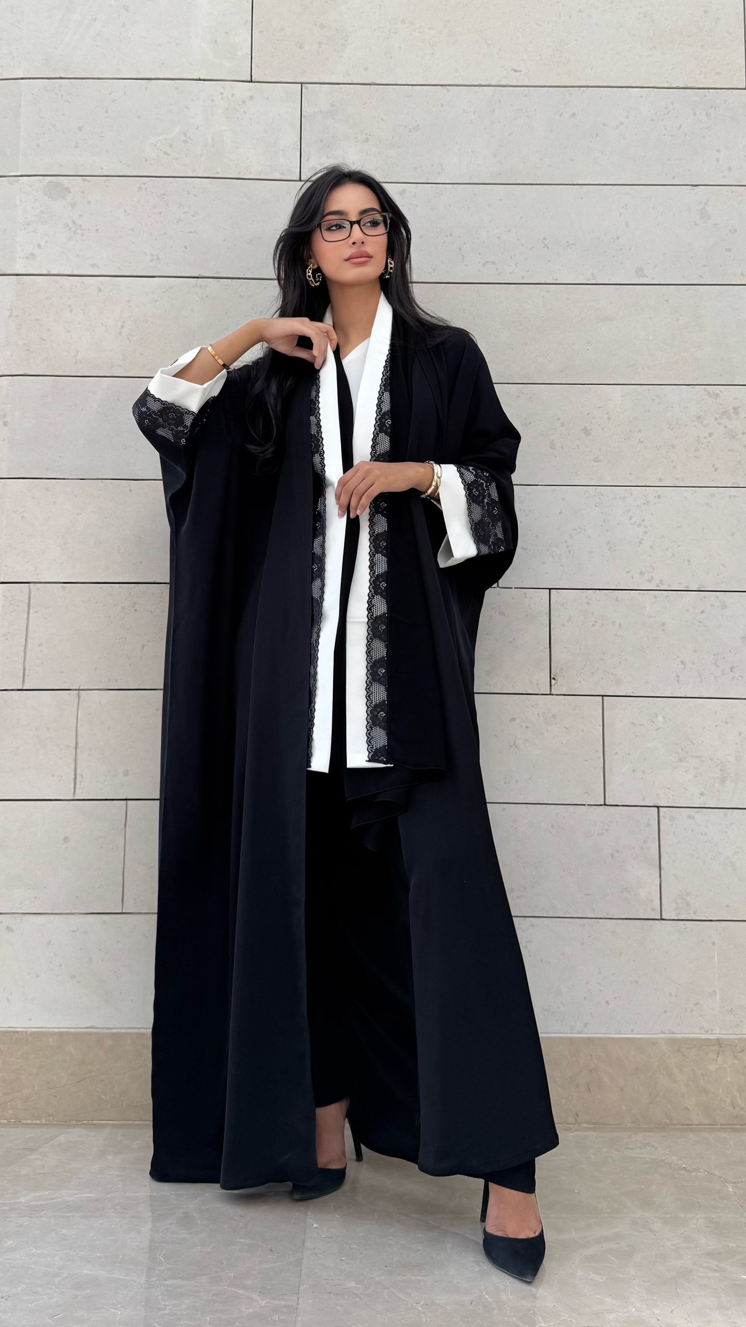 MW1632 - Black abaya farasha cut with lace sleeves - عباية سوداء فراشة باكمام دانتيل - Aya