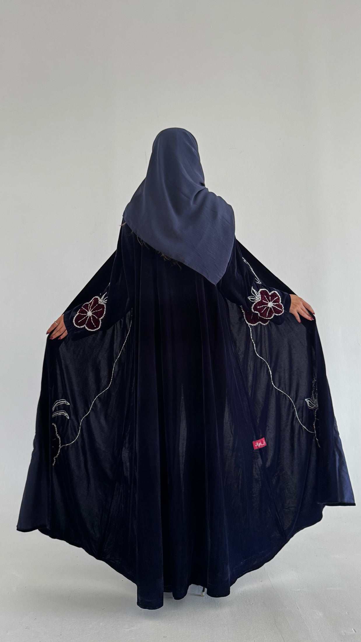 MWT543 - عباية مخمل مع تطريز وشك - Aya