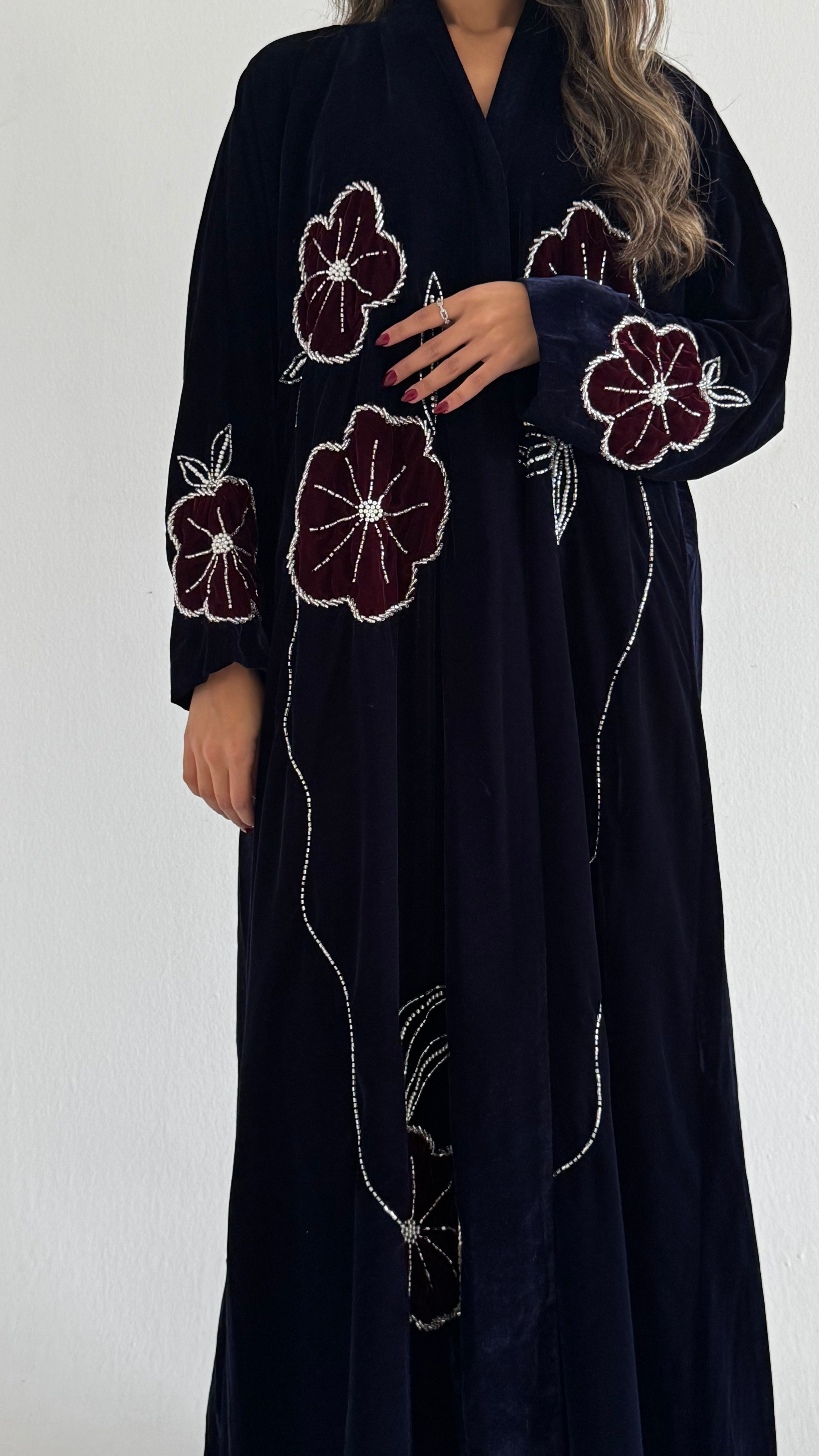 MWT543 - عباية مخمل مع تطريز وشك - Aya