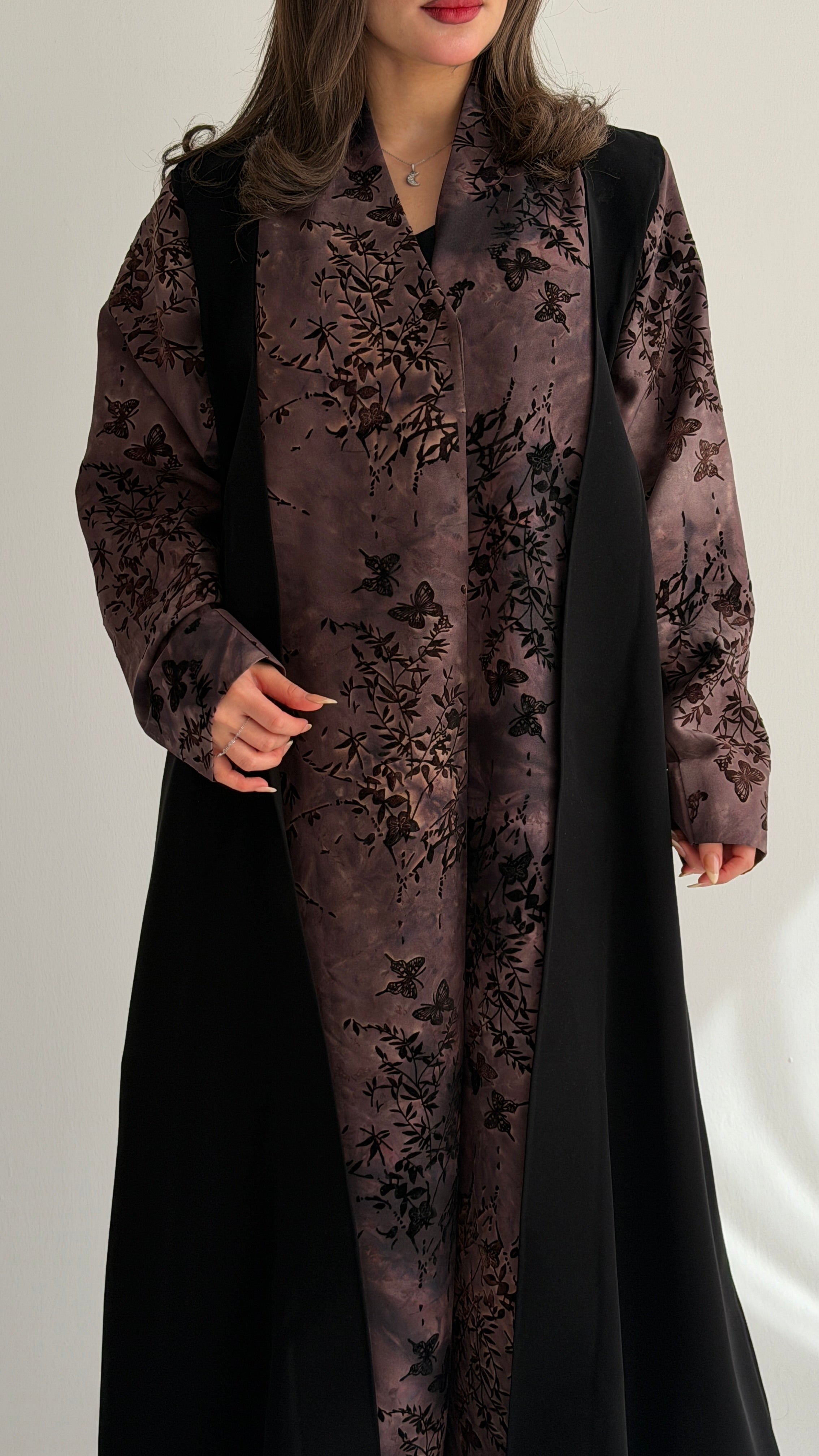 MW2027 - عباية كريب مع اضافه تدخيلات من الكريب المشجر - Aya