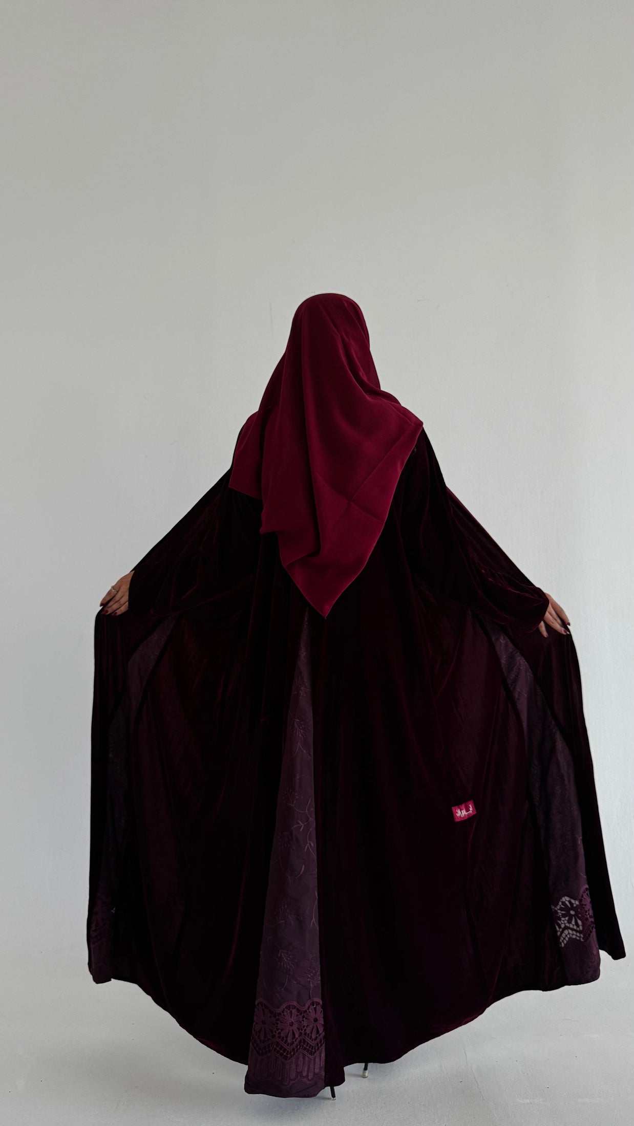 MWT532 - عباية عنابي مع تدخيلة دانتيل - Aya