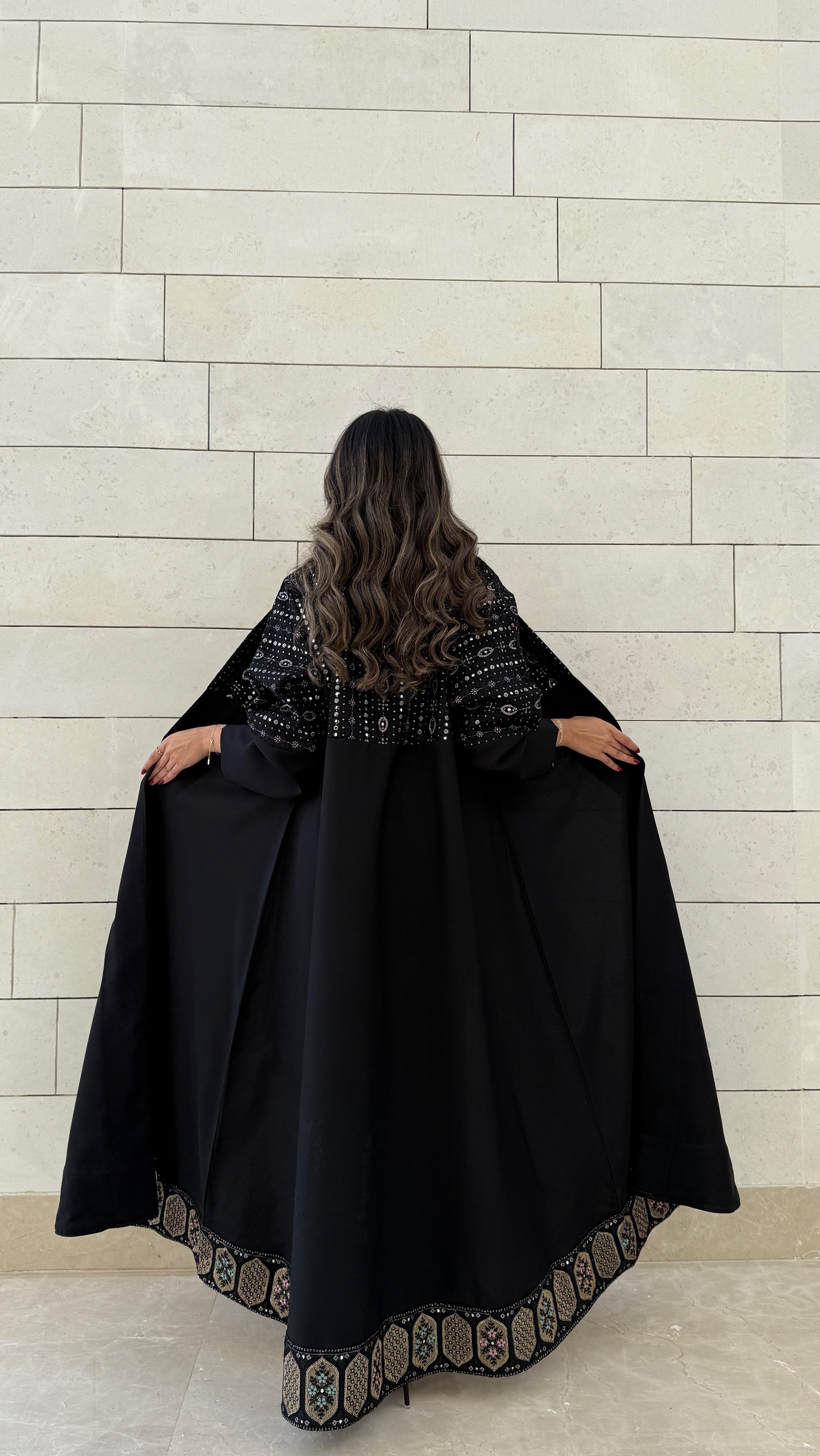 MWT585 - عباية سوداء بتطريز من الأسفل والصدر - Aya