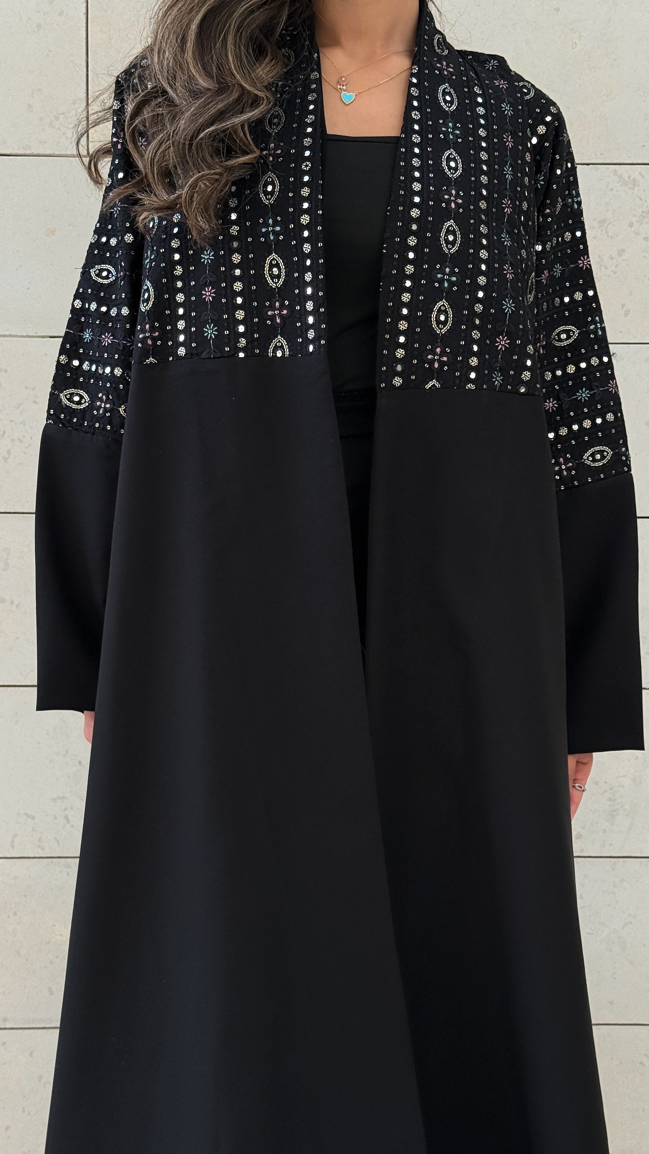MWT585 - عباية سوداء بتطريز من الأسفل والصدر - Aya